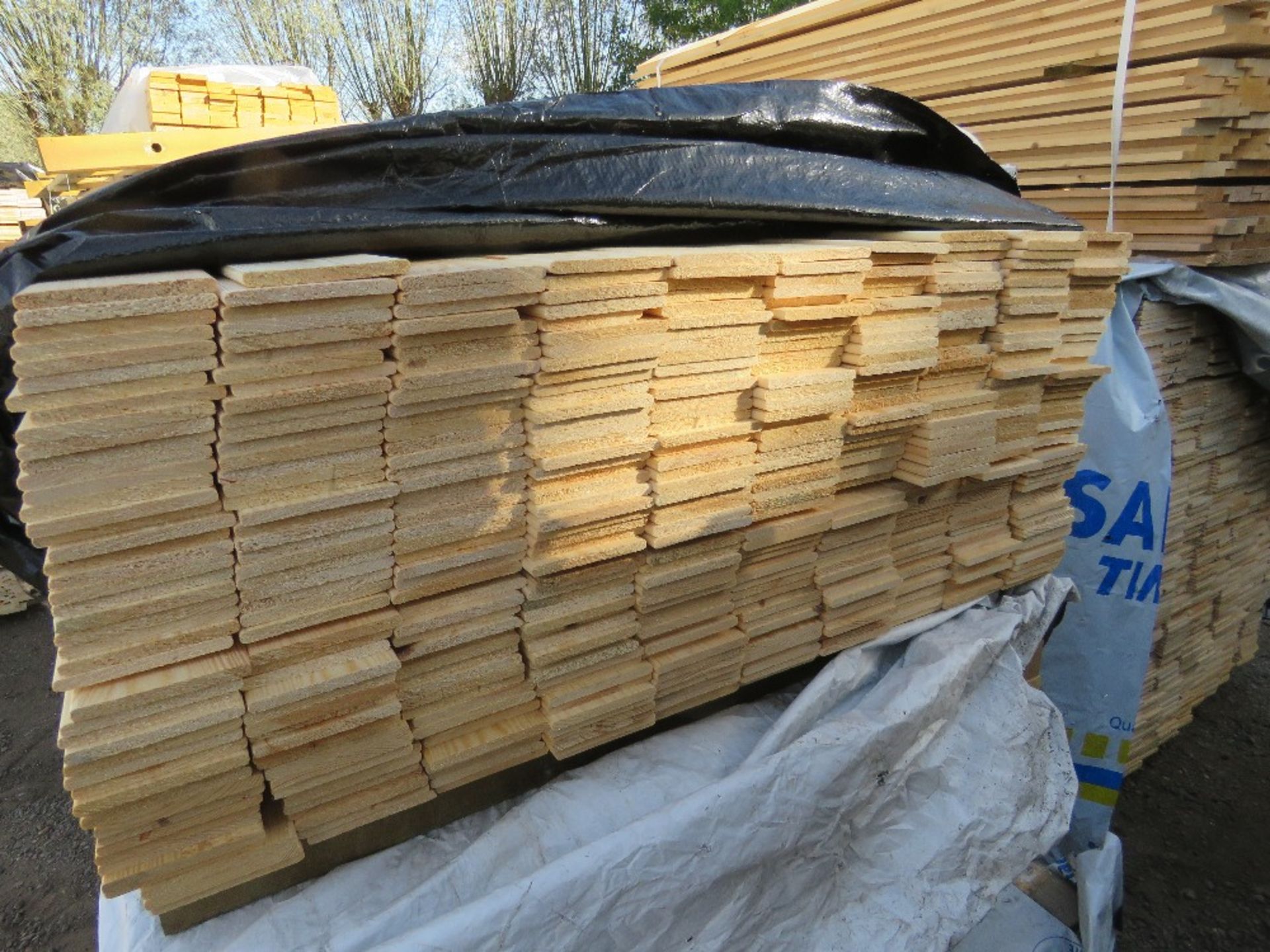 PACK OF UNTREATED HIT AND MISS FENCE CLADDING TIMBER BOARDS. 1.74M LENGTH X 100MM WIDTH APPROX. - Image 2 of 3