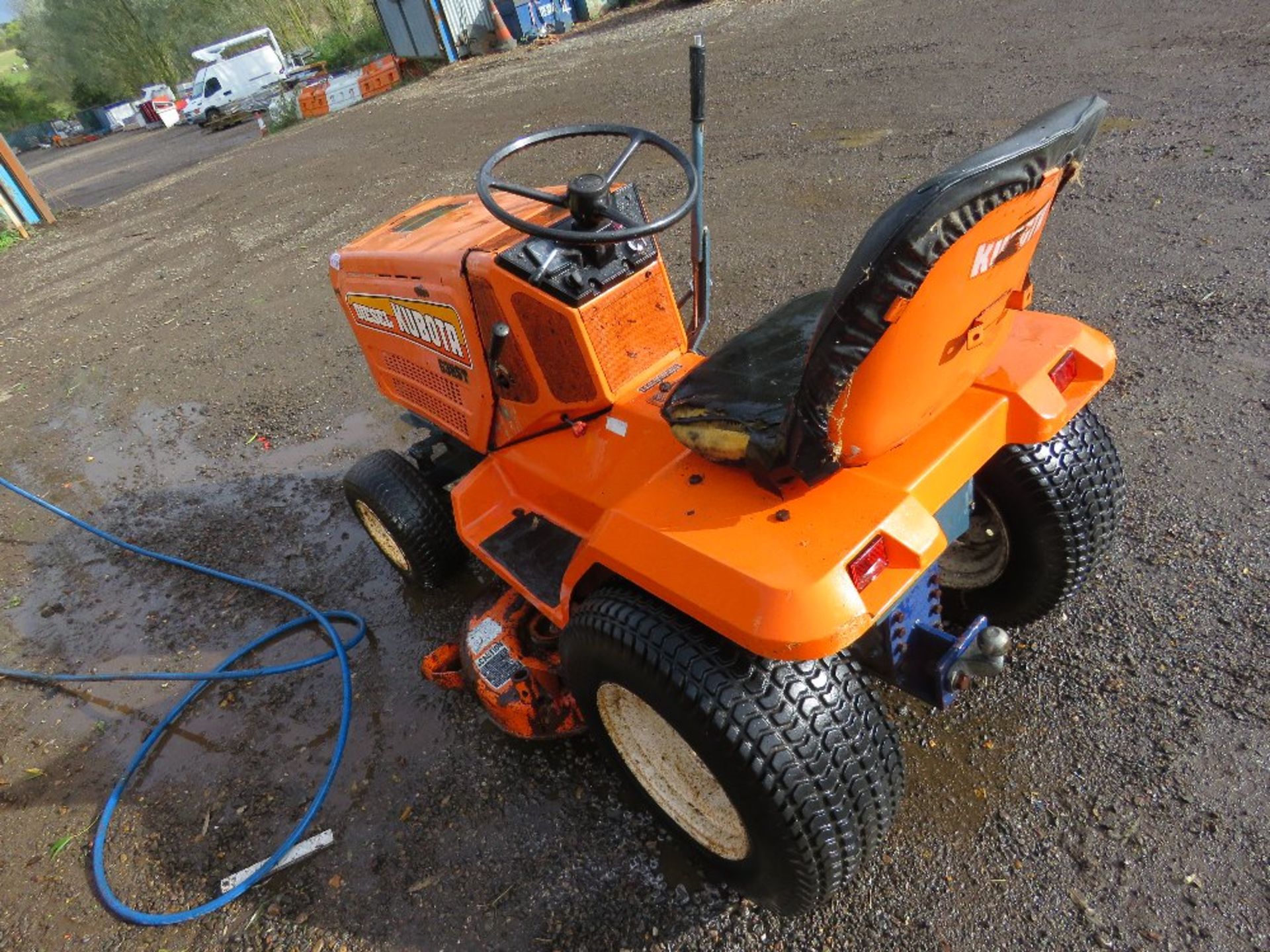 KUBOTA G3HST RIDE ON MOWER WITH DIESEL ENGINE. WHEN TESTED WAS SEEN TO DRIVE AND MOWERS ENGAGED.... - Image 5 of 9