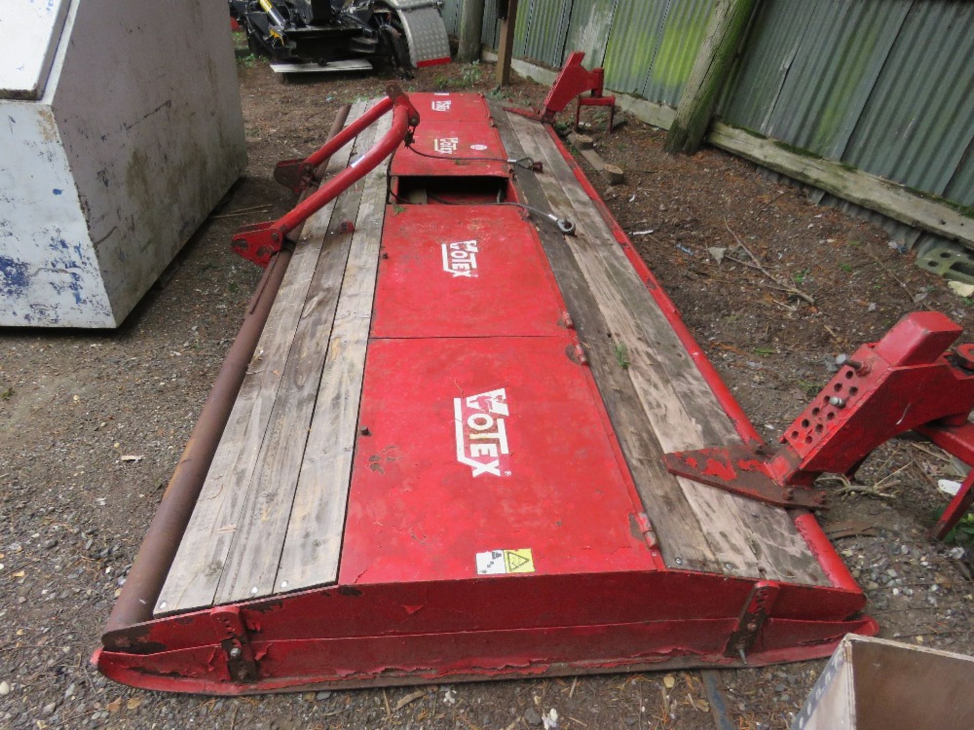 VOTEX LARGE TRACTOR MOUNTED TOPPER MOWER, INCOMPLETE, 14FT WIDTH APPROX. SOURCED FROM A LARGE ESTATE - Image 2 of 6