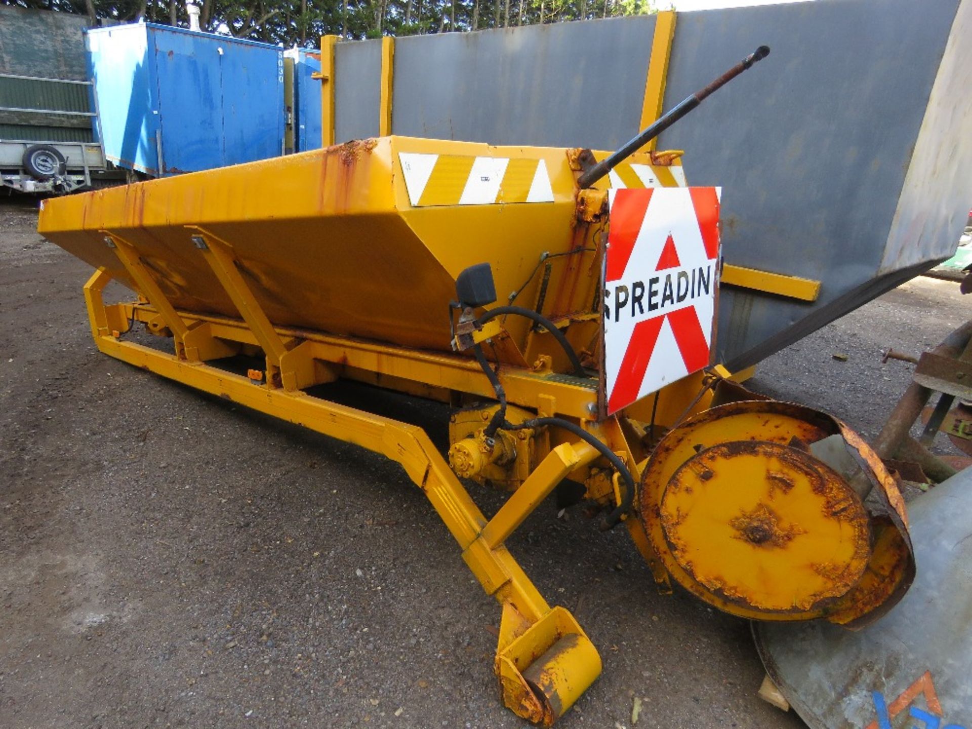 GRITTER BODY ON HL5 FRAME, 10FT LENGTH APPROX. SUITABLE FOR 7.5 TONNE HOOK LOADER LORRY. - Image 5 of 8