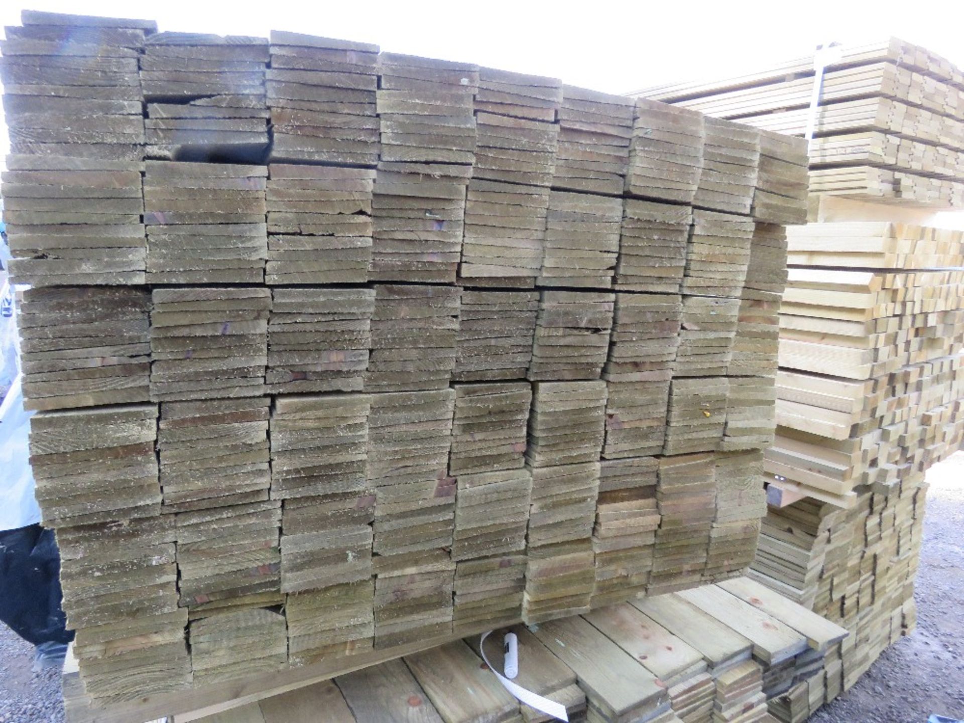 LARGE PACK OF PRESSURE TREATED FEATHER EDGE FENCE CLADDING TIMBER BOARDS. 1.65M LENGTH X 100MM WIDTH - Image 2 of 3