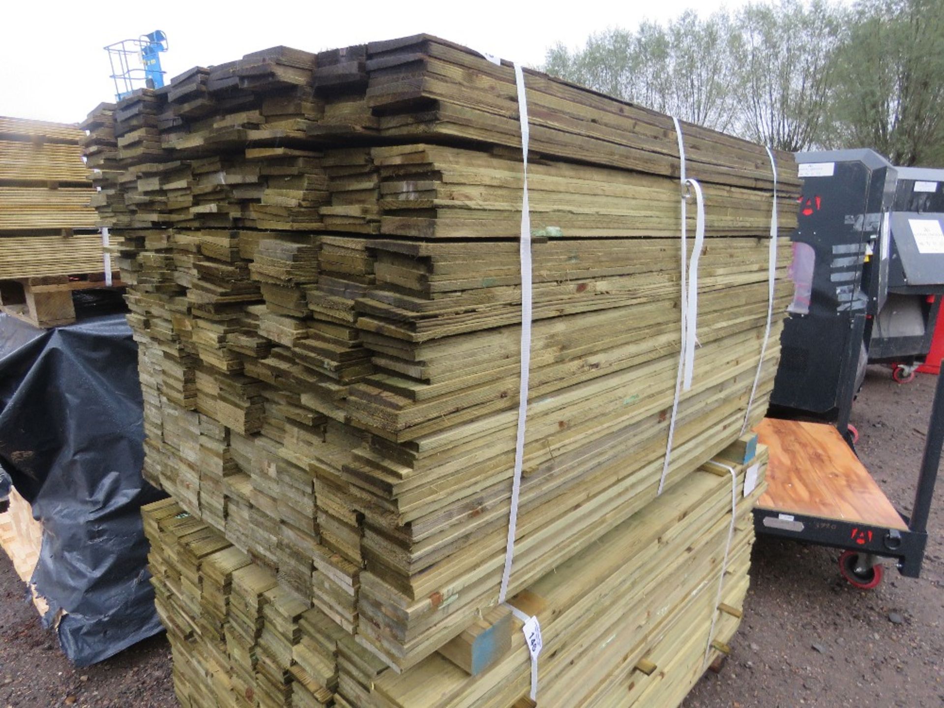 LARGE PACK OF PRESSURE TREATED FEATHER EDGE FENCE CLADDING TIMBER BOARDS. 1.50M LENGTH X 100MM WIDTH