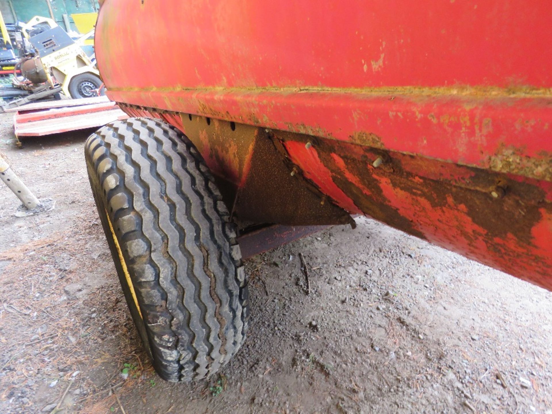 NEW HOLLAND 651 TRACTOR TOWED SIDE DISCHARGE MUCK SPREADER, IDEAL FOR STABLES OR SMALLHOLDING. - Image 7 of 8