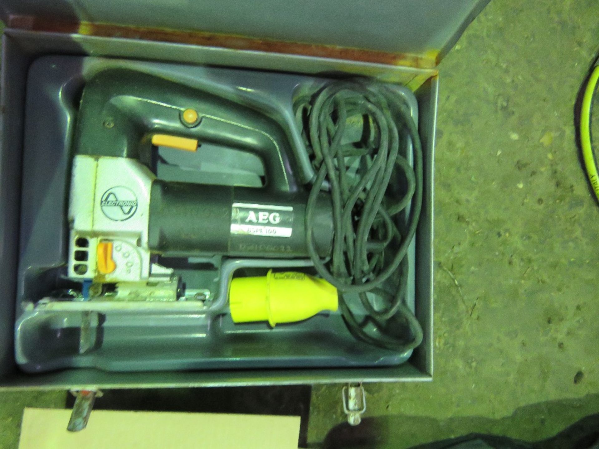 3X POWER TOOLS: JIGSAW, ANGLE GRINDER AND SANDER. THIS LOT IS SOLD UNDER THE AUCTIONEERS MARGIN - Image 2 of 2