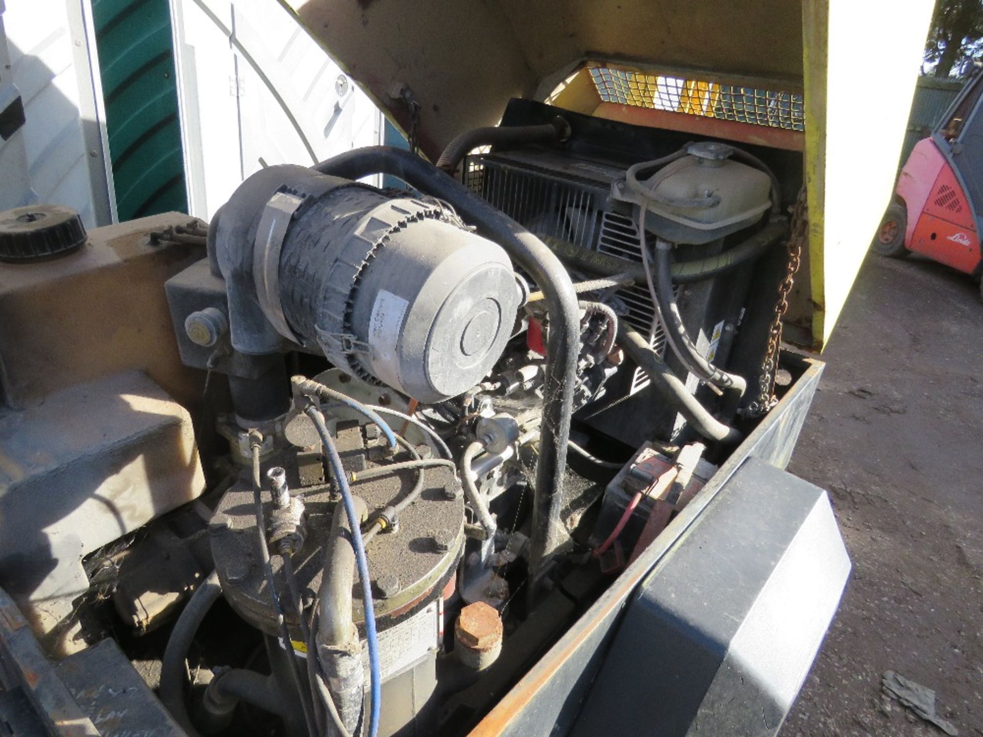 DOOSAN / INGERSOLL RAND TOWED COMPRESSOR TYPE 726, YEAR 2011 - Image 4 of 7