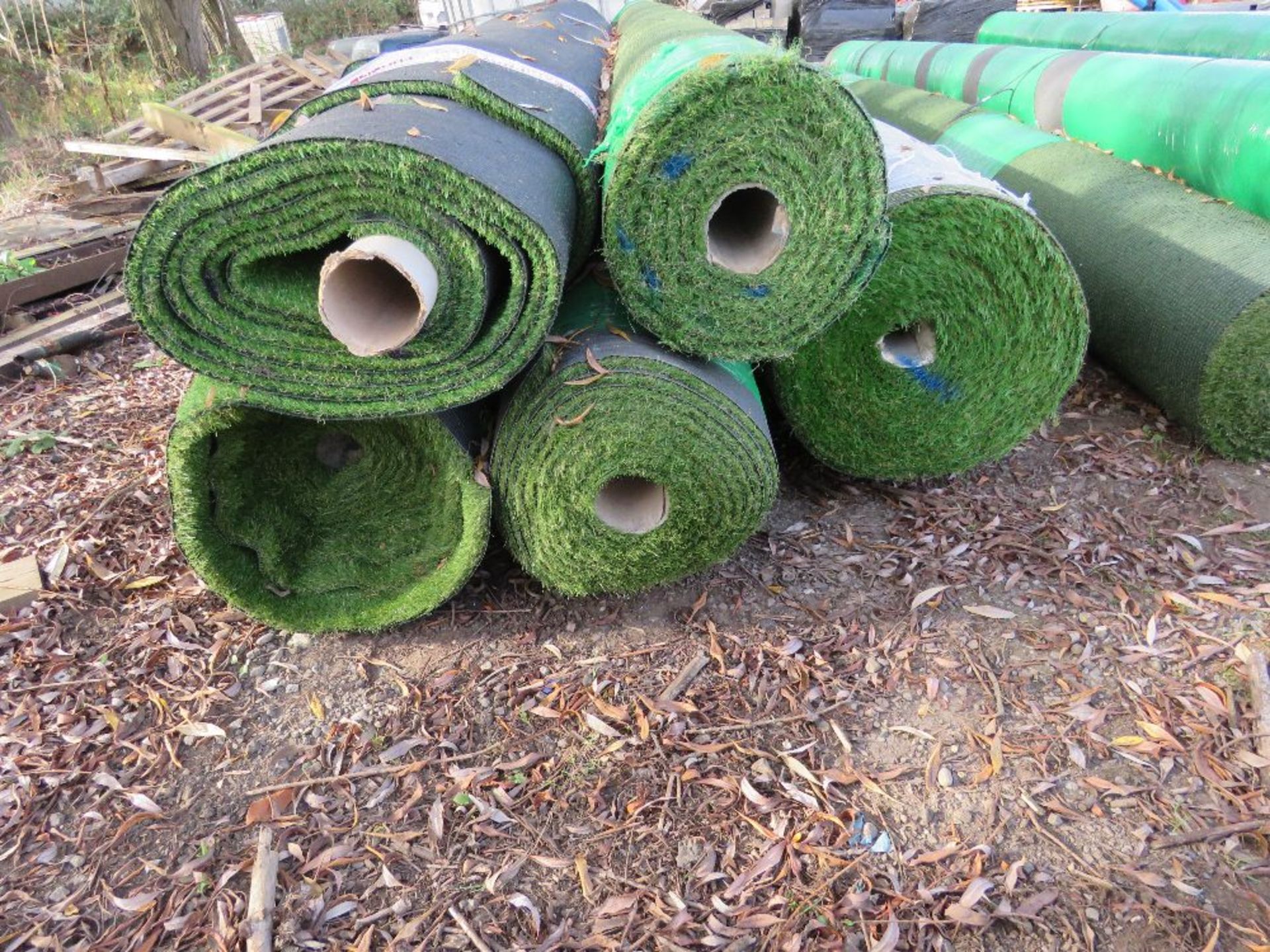 5 X ROLLS OF QUALITY ASTRO TURF FAKE LAWN GRASS, 4METRE WIDTH APPROX, ASSORTED LENGTHS. THIS LOT - Bild 2 aus 4