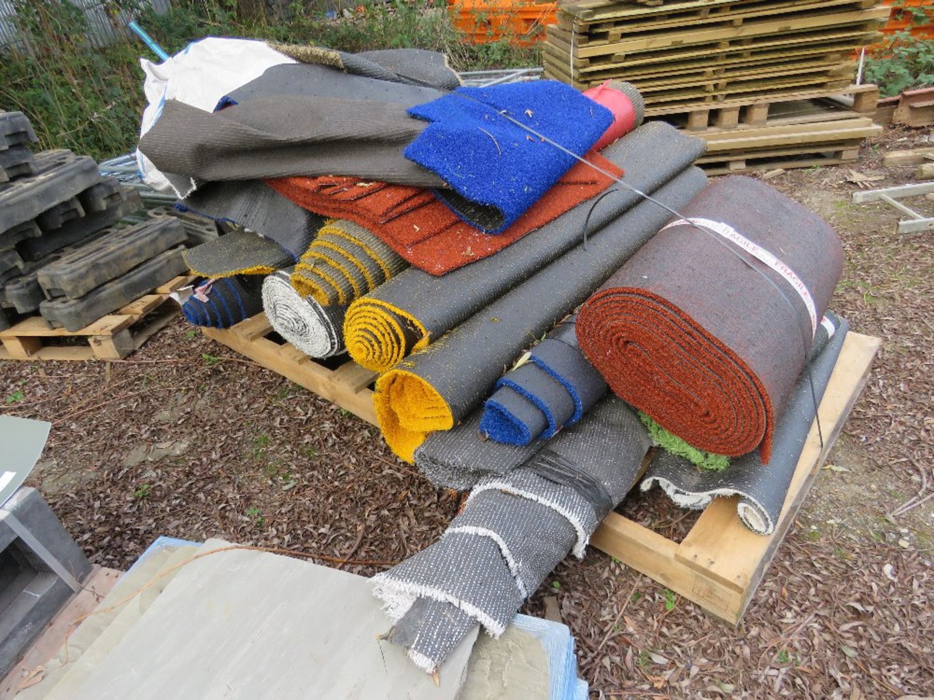 PALLET OF COLOURED ASTRO TURF. THIS LOT IS SOLD UNDER THE AUCTIONEERS MARGIN SCHEME, THEREFORE NO - Image 3 of 4