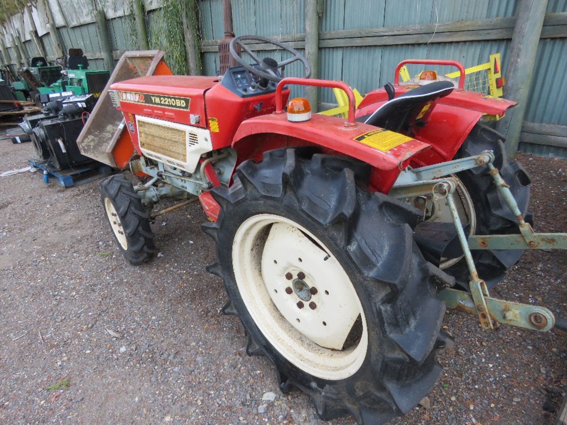 YANMAR YM2210D COMPACT AGRICULTURAL TRACTOR, 4WD, AGRICULTURAL TYRES, WITH REAR LINKAGE. - Image 6 of 7