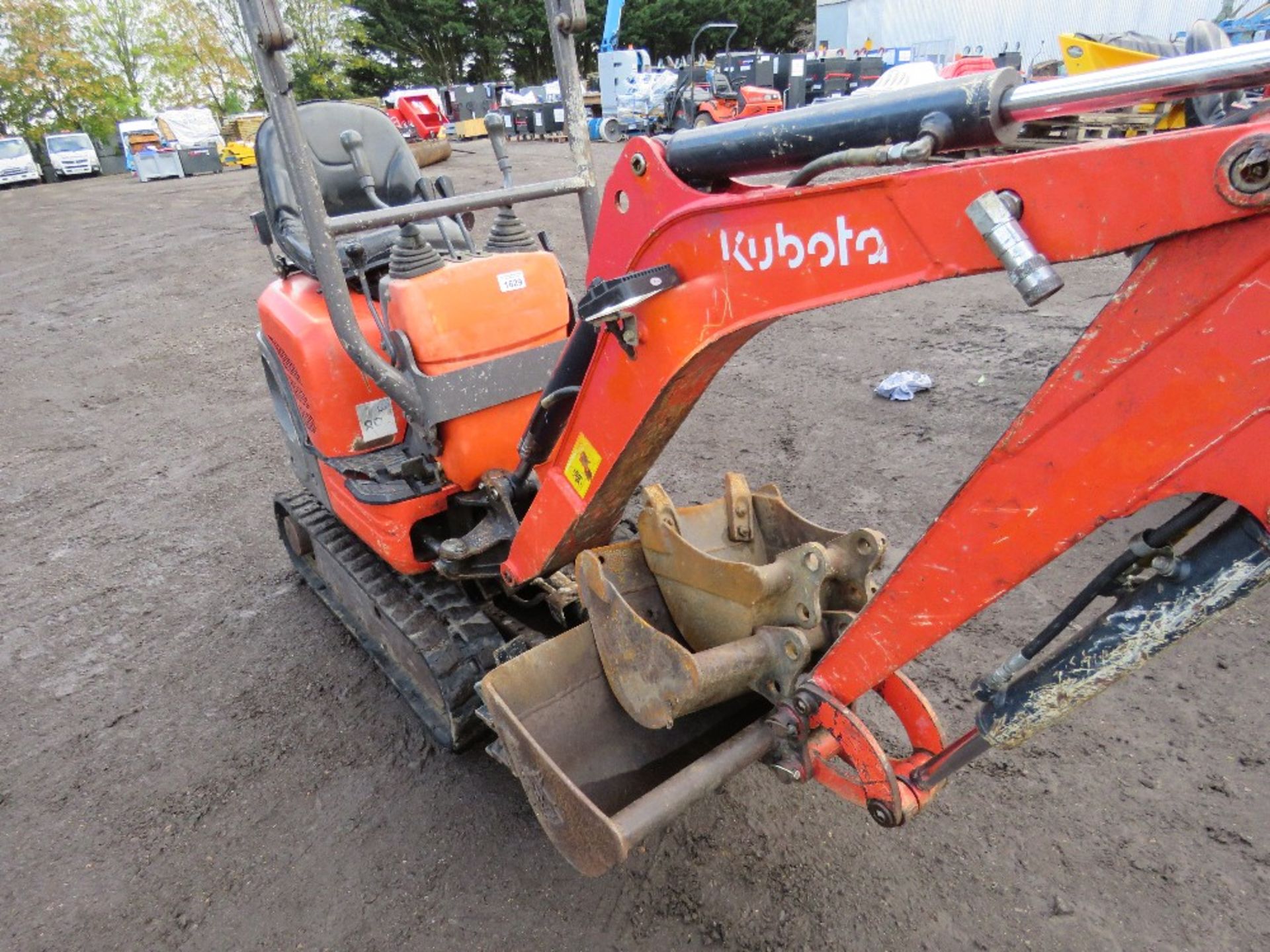 KUBOTA U10-3 MICRO EXCAVATOR WITH 3NO BUCKETS. 2816 REC HOURS. YEAR 2016 BUILD. SN:2816. DIRECT FROM - Image 3 of 9
