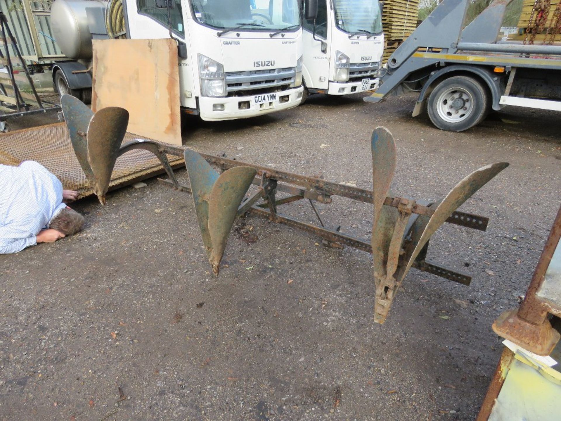 TRACTOR MOUNTED POTATO BAULKER/ PLOUGH. THIS LOT IS SOLD UNDER THE AUCTIONEERS MARGIN SCHEME, TH - Image 5 of 5