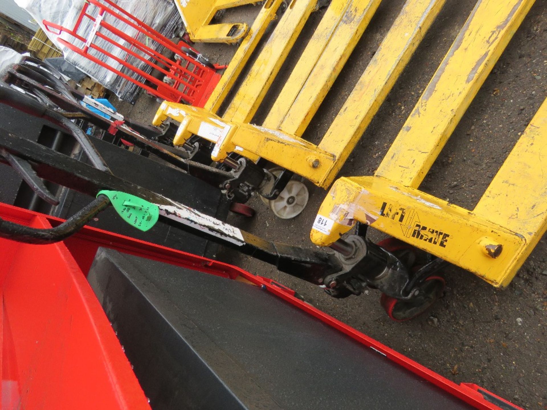 HYDRAULIC PALLET TRUCK. SOURCED FROM LARGE CONSTRUCTION COMPANY LIQUIDATION. - Image 2 of 2