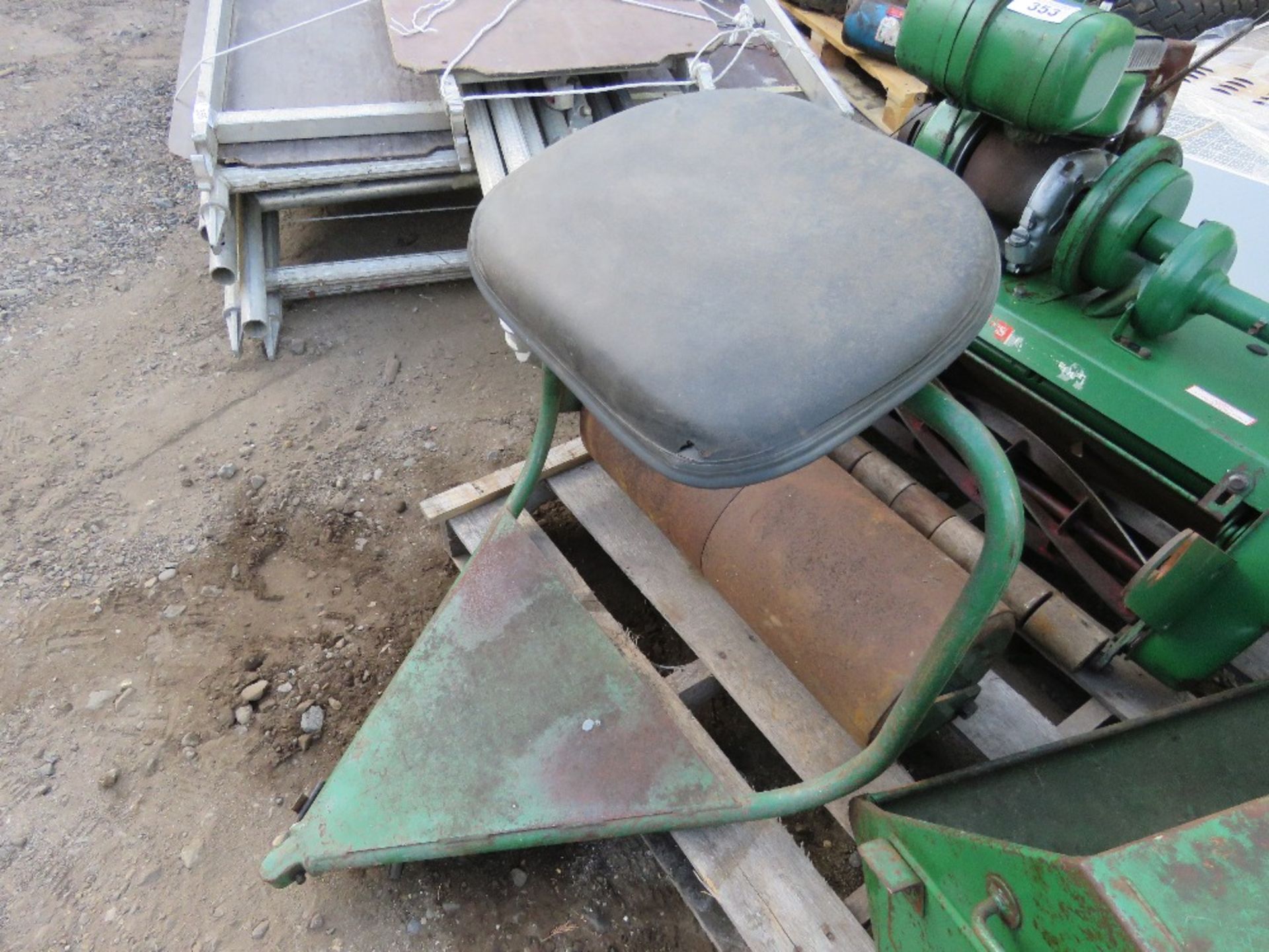 RANSOMES CYLINDER MOWER PLUS ROLLER SEAT AND BOX. THIS LOT IS SOLD UNDER THE AUCTIONEERS MARGIN S - Image 3 of 6