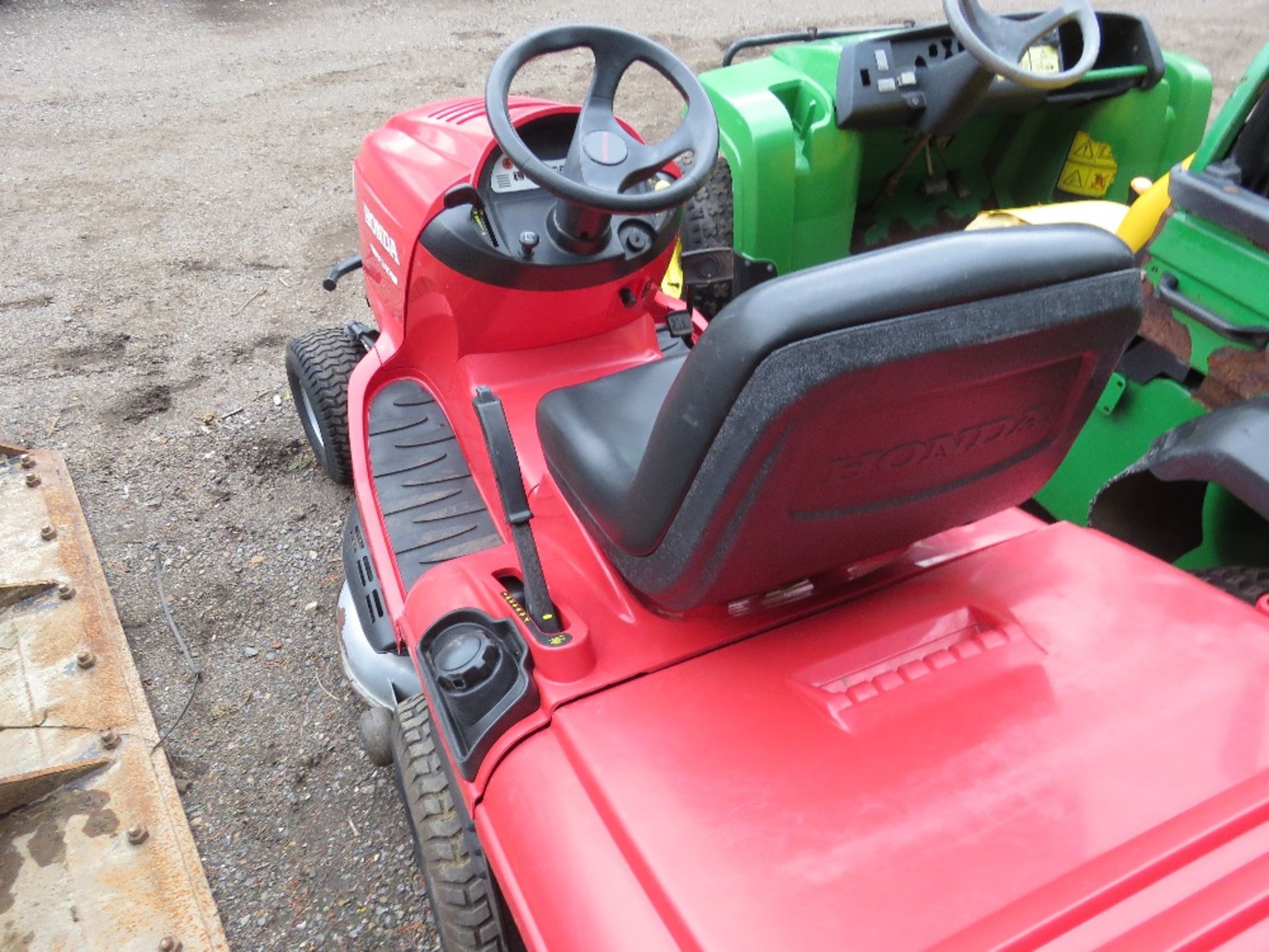 HONDA HF2417 RIDE ON MOWER WITH COLLECTOR, YEAR 2013, HYDROSTATIC DRIVE. WHEN TESTED WAS SEEN TO RUN - Image 5 of 5