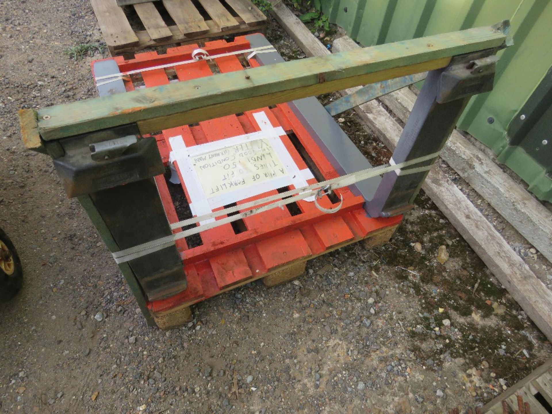 SET OF LINDE FORKLIFT TINES. THIS LOT IS SOLD UNDER THE AUCTIONEERS MARGIN SCHEME, THEREFORE NO V - Image 2 of 3