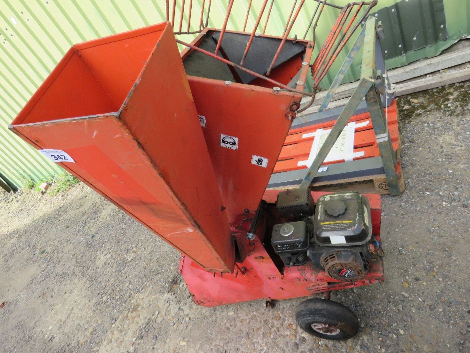 PETROL ENGINED GARDEN SHREDDER/CHIPPER ON WHEELS.