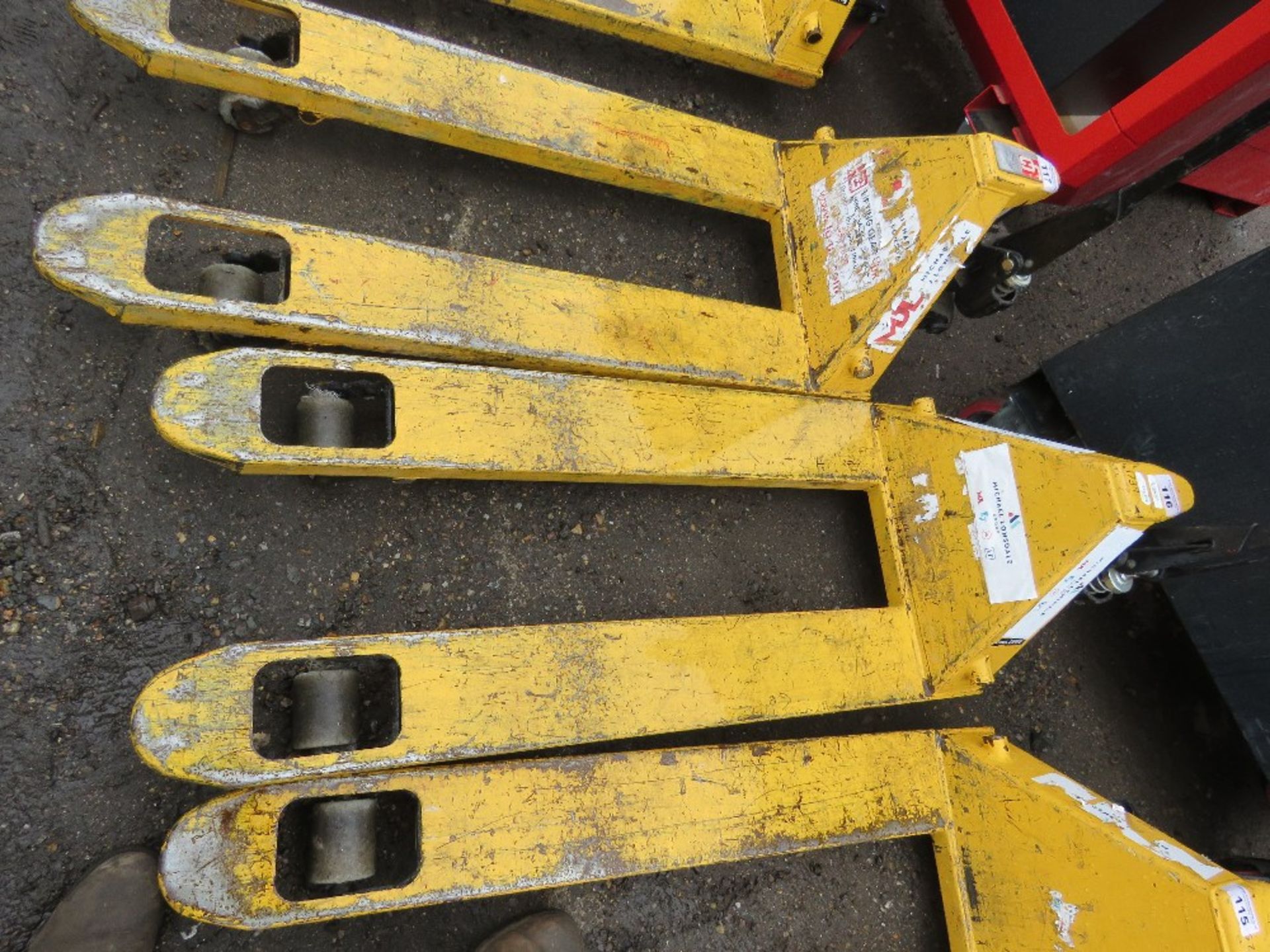 HYDRAULIC PALLET TRUCK. SOURCED FROM LARGE CONSTRUCTION COMPANY LIQUIDATION.