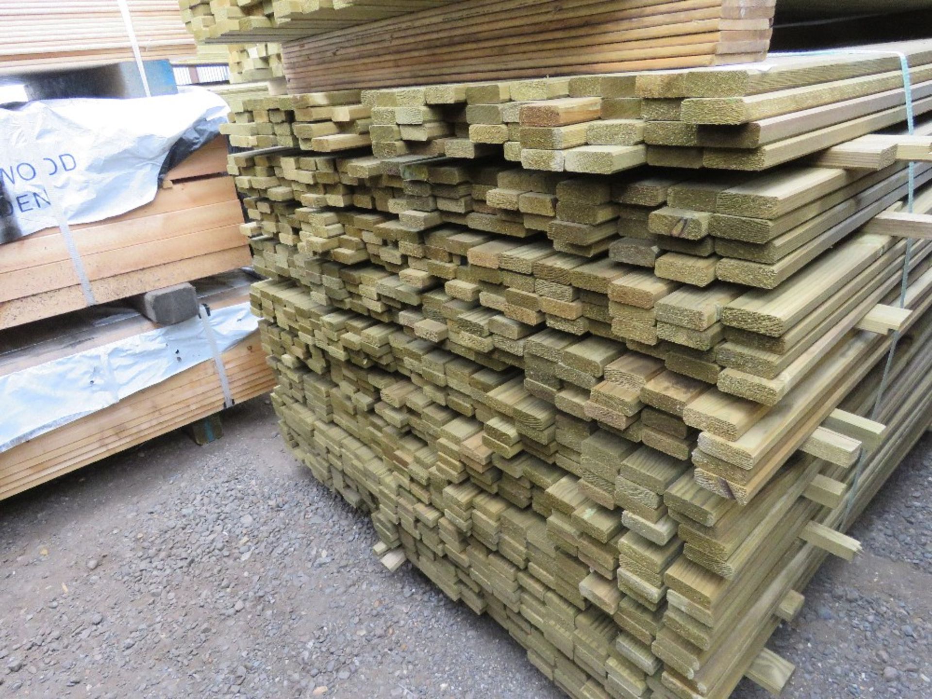 LARGE PACK OF TREATED VENETIAN PALE FENCE CLADDING SLATS: 1.83M LENGTH X 45MM X 18MM APPROX. - Image 2 of 3