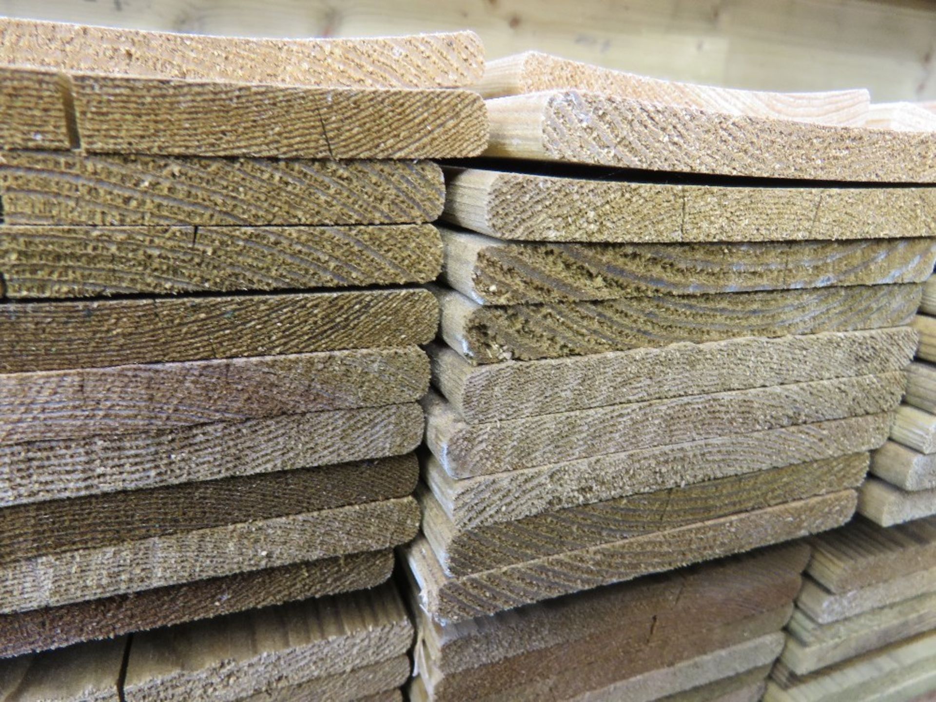 SMALL PACK OF TREATED HIT AND MISS TIMBER CLADDING BOARDS: 80CM-160CM LENGTH X 100MM WIDTH APPROX. - Image 3 of 3