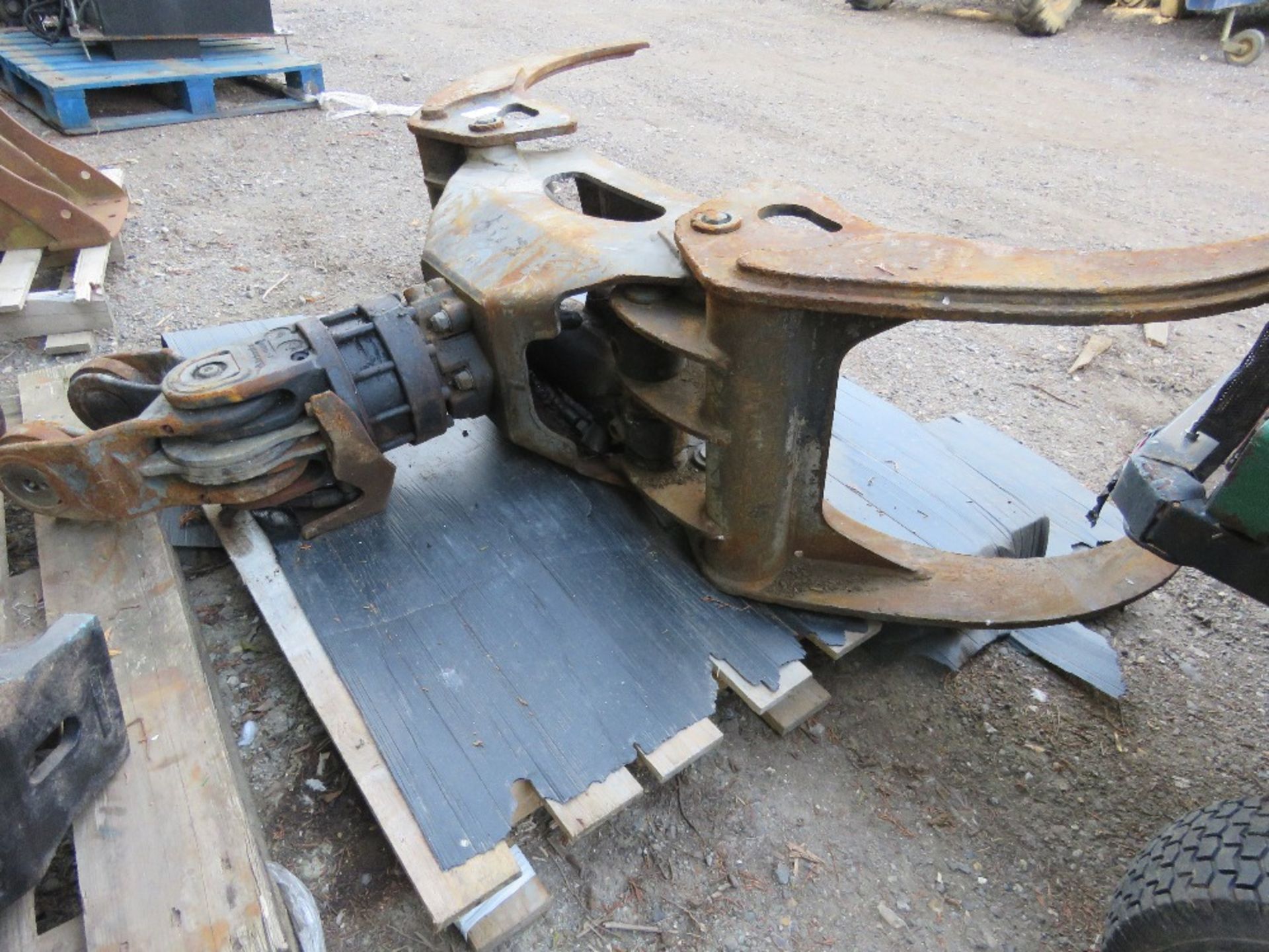 EXCAVATOR OR FORWARDER MOUNTED TIMBER GRAB TONGS / ATTACHMENT WITH ROTATOR. - Image 7 of 8