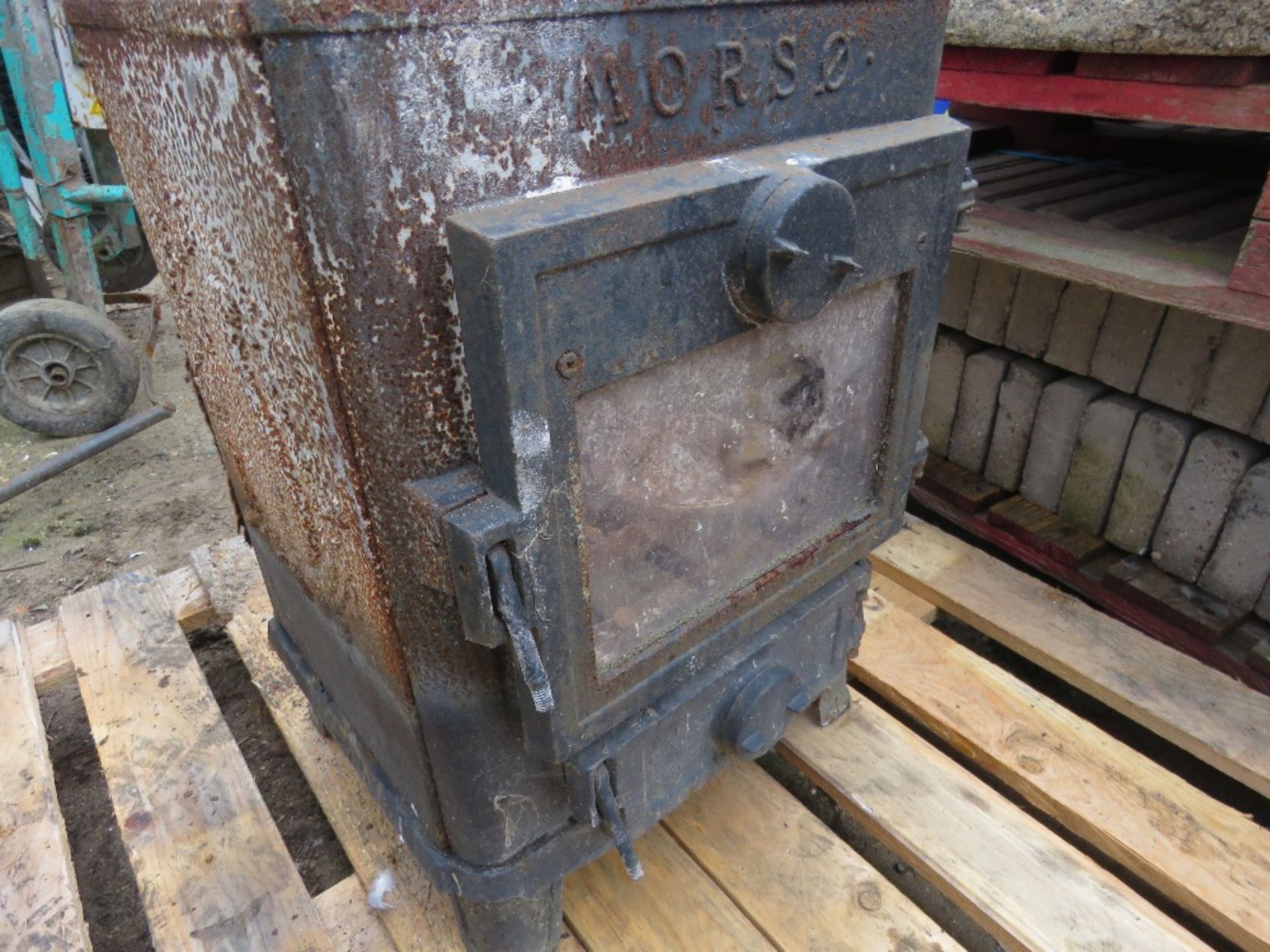 CAST IRON WOOD BURNING STOVE, REQUIRES SOME ATTENTION. - Image 5 of 5