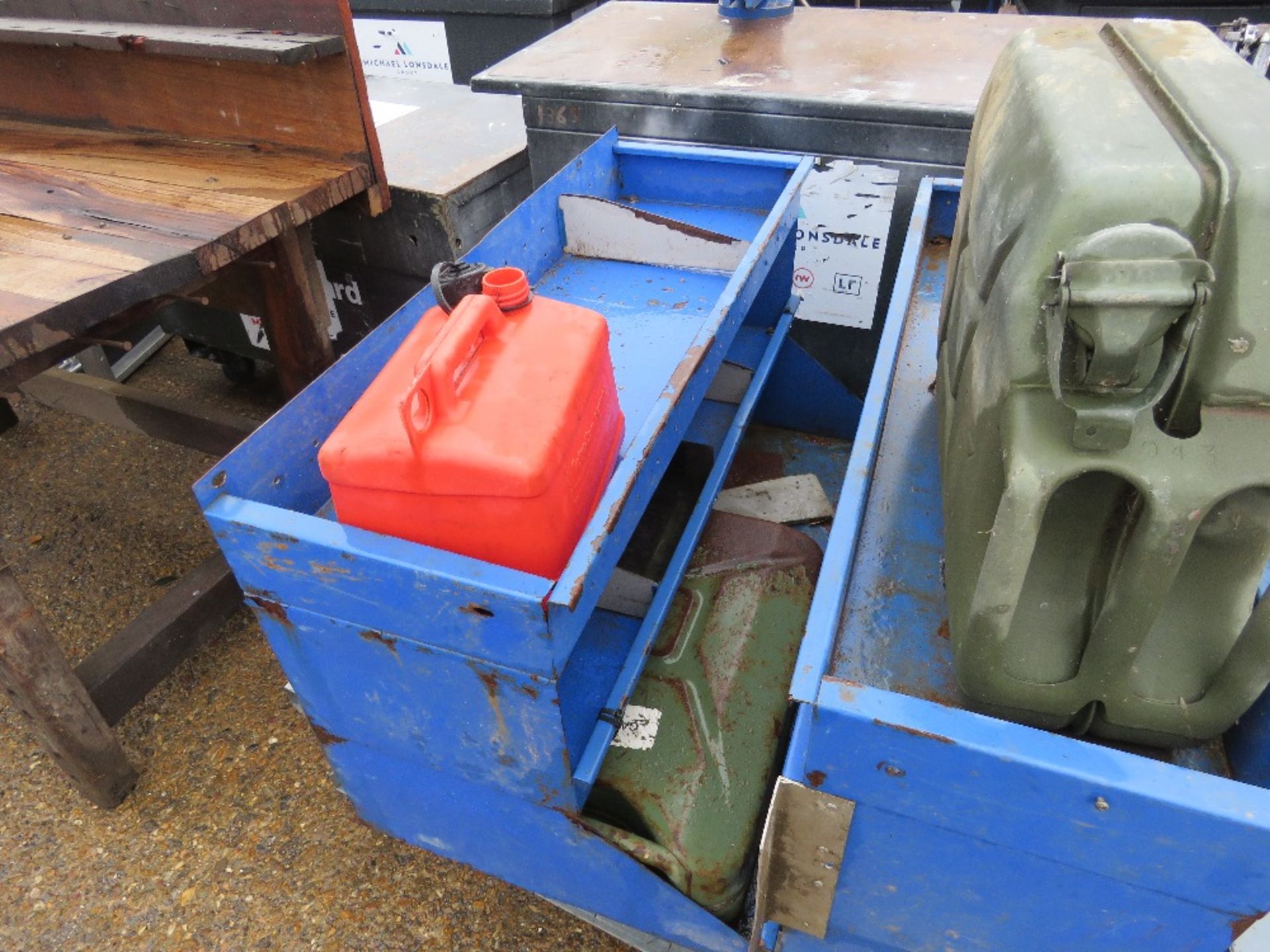 VAN RACKS PLUS FUEL CANS. THIS LOT IS SOLD UNDER THE AUCTIONEERS MARGIN SCHEME, THEREFORE NO VAT - Image 3 of 5