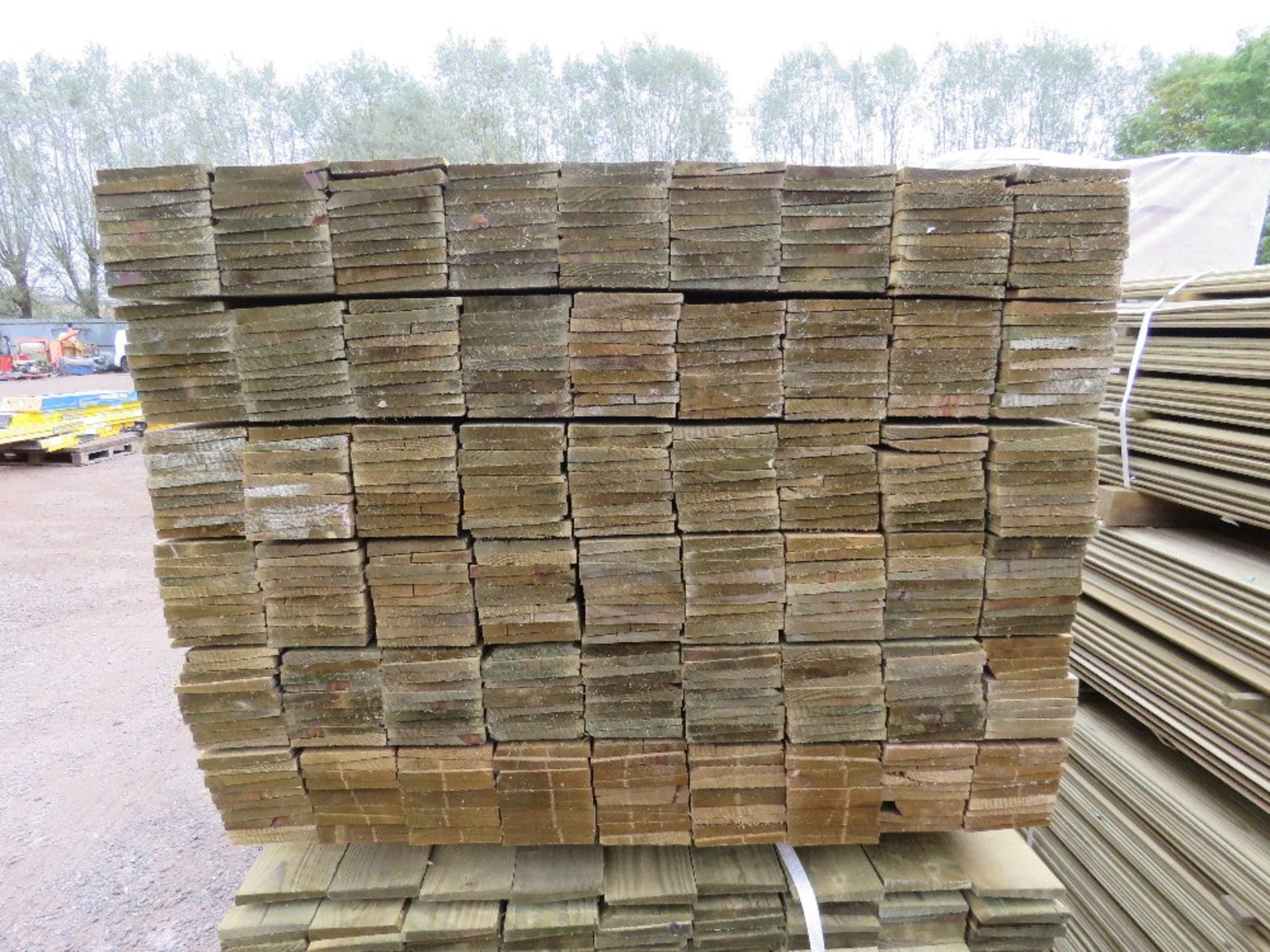 LARGE PACK OF PRESSURE TREATED FEATHER EDGE FENCE CLADDING TIMBER BOARDS. 1.35M LENGTH X 100MM WIDTH - Image 2 of 3
