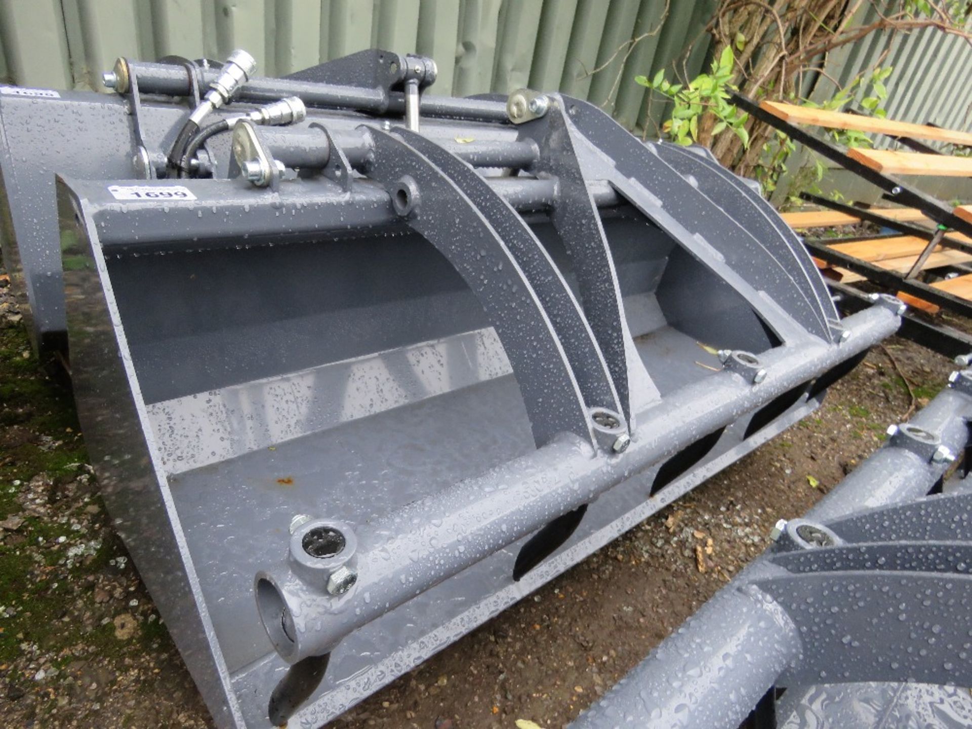 UNUSED MUCK GRAB BUCKET ATTACHMENT FOR SMALL SIZED LOADER/ SKIDSTEER OR COMPACT TRACTOR. 4FT WIDE AP - Image 2 of 3