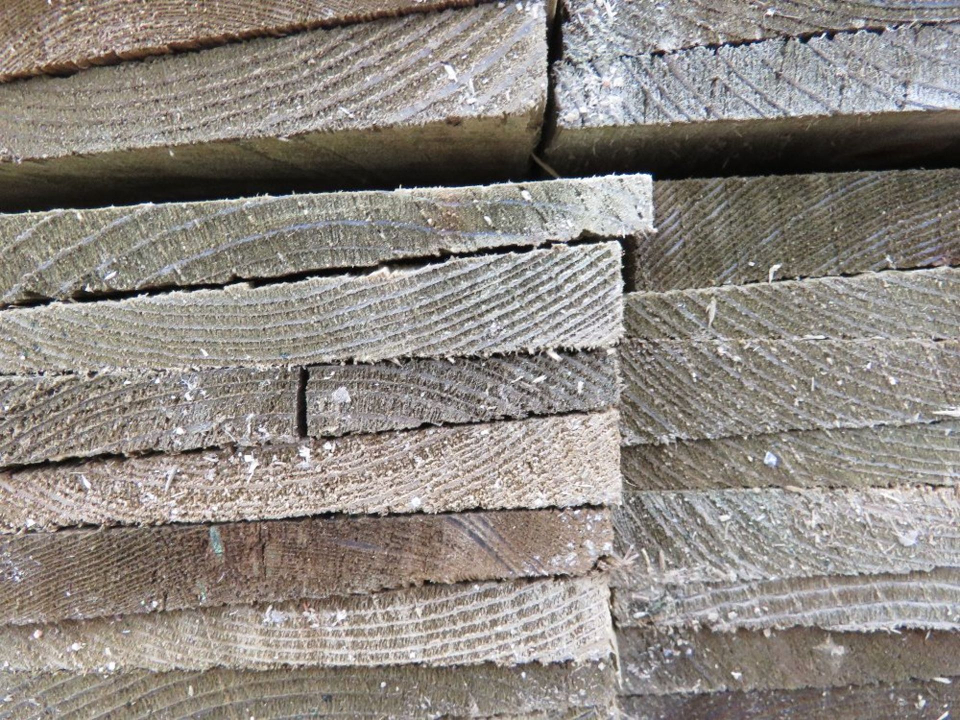 LARGE PACK OF PRESSURE TREATED FEATHER EDGE FENCE CLADDING TIMBER BOARDS. 1.35M LENGTH X 100MM WIDTH - Image 3 of 3