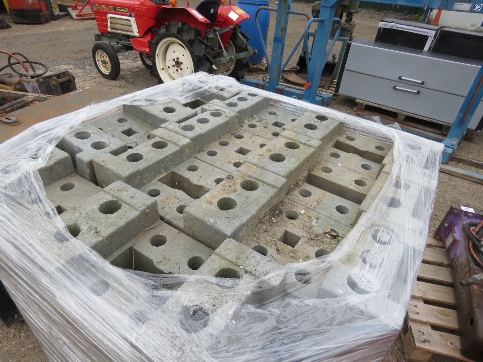 PALLET CONTAINING 30NO HERAS TYPE SITE FENCE BLOCKS / FEET. THIS LOT IS SOLD UNDER THE AUCTIONEER - Image 3 of 4