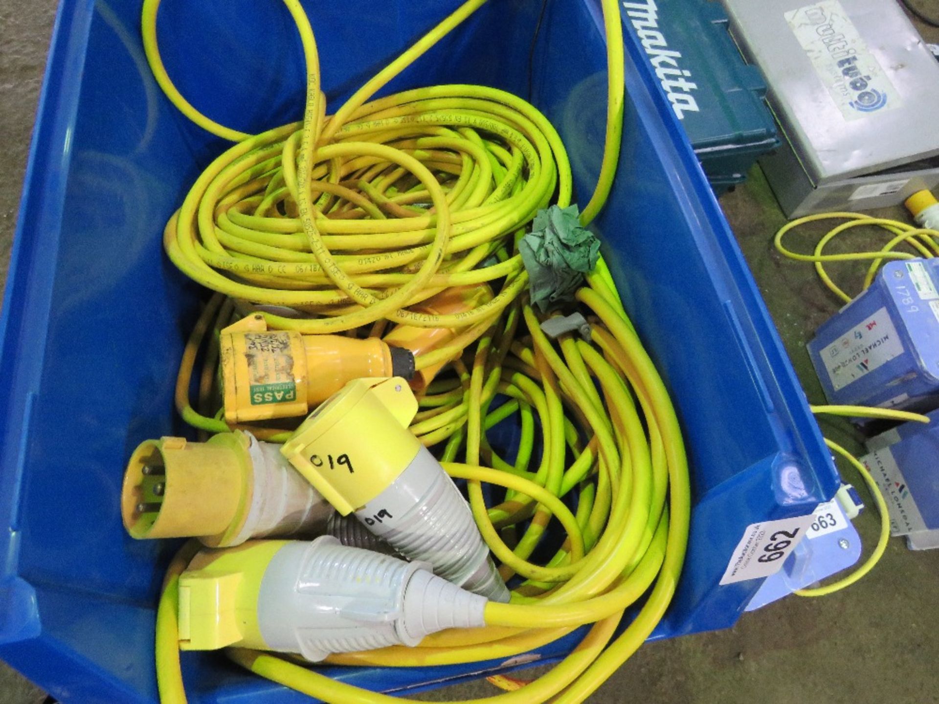 2 X CRATES CONTAINING LARGE OUTPUT 110VOLT LEADS. SOURCED FROM LOCAL BUILDING COMPANY LIQUIDATION. - Image 2 of 5