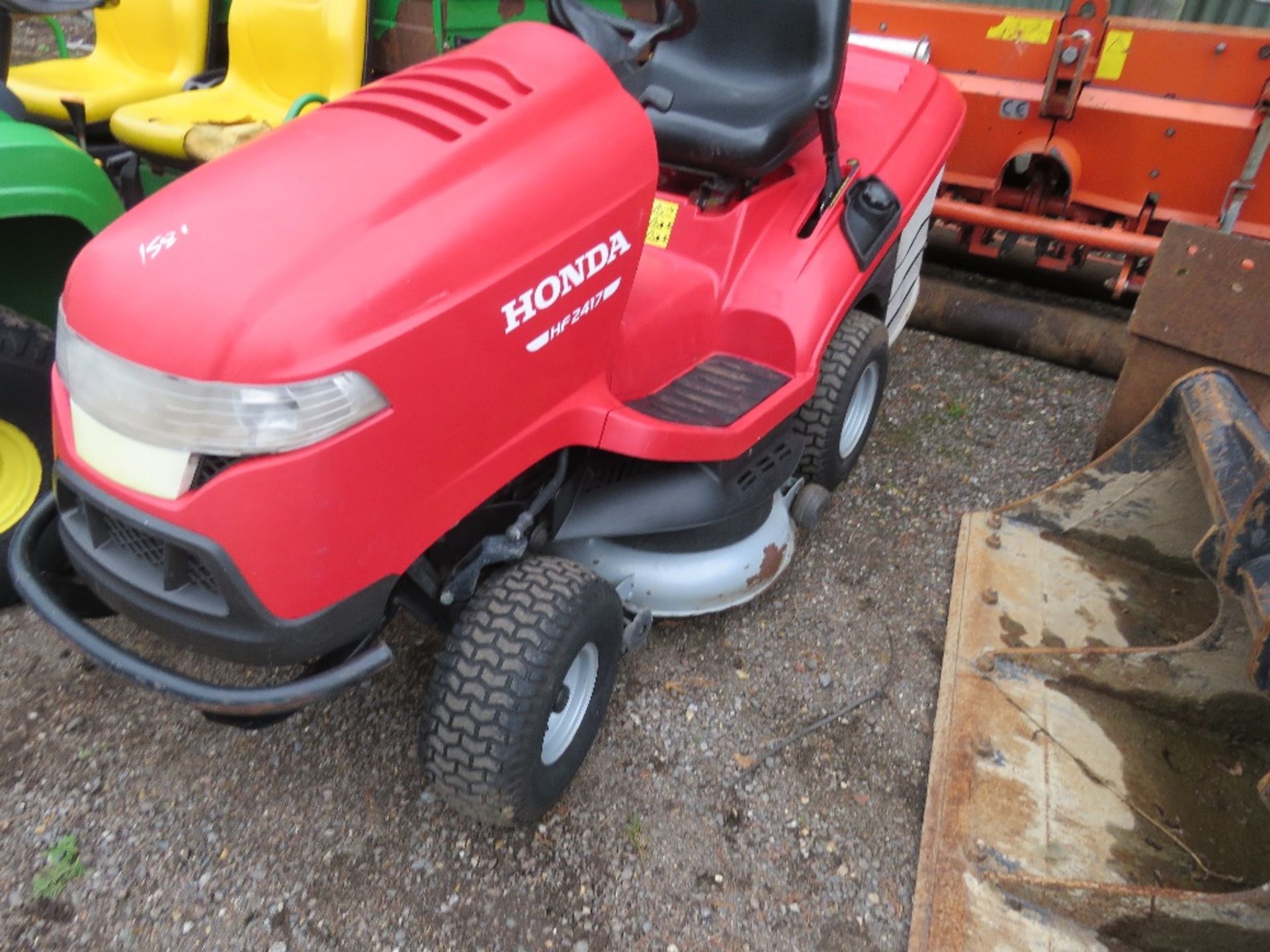 HONDA HF2417 RIDE ON MOWER WITH COLLECTOR, YEAR 2013, HYDROSTATIC DRIVE. WHEN TESTED WAS SEEN TO RUN
