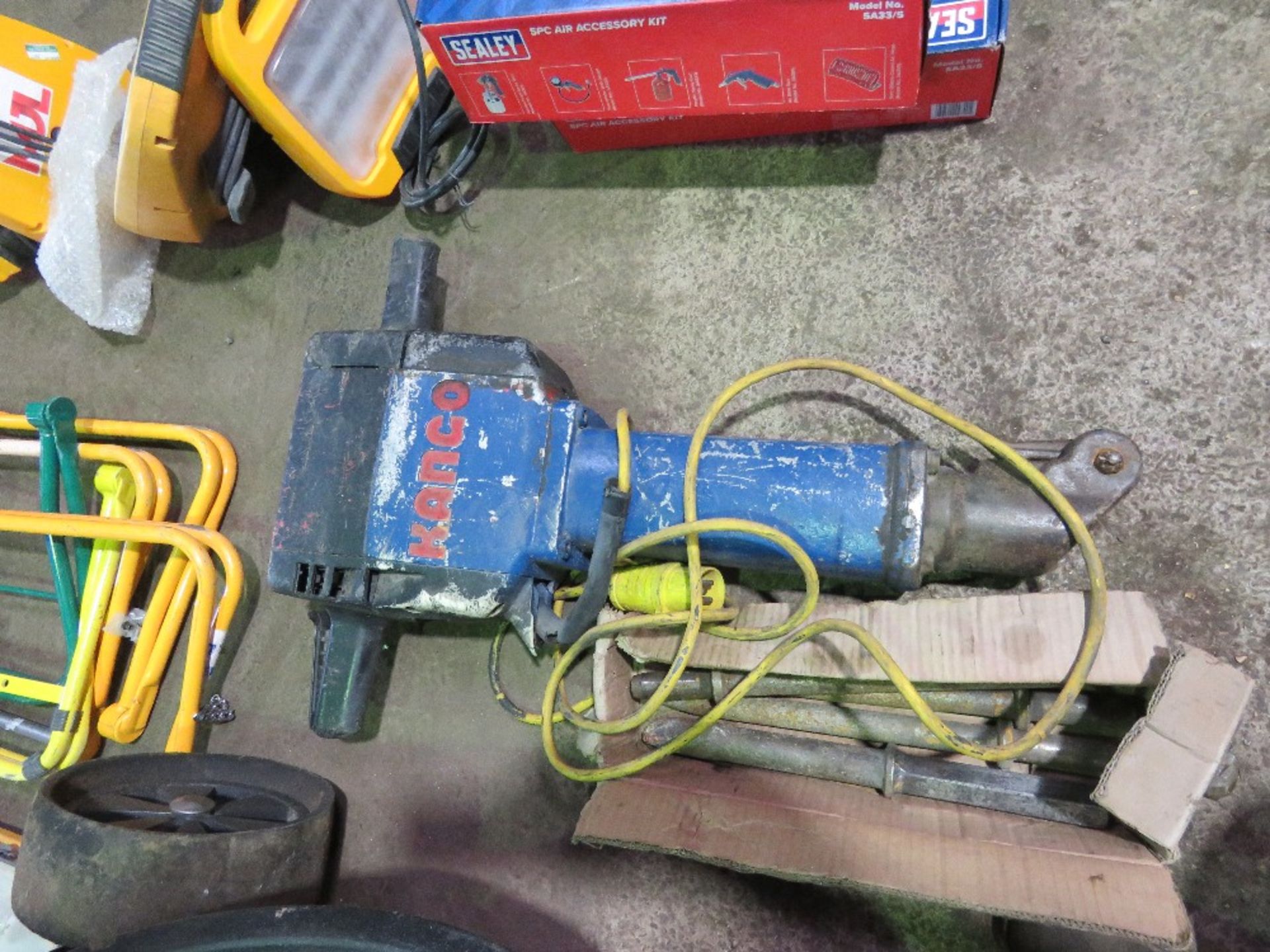 KANGO UPRIGHT BREAKER WITH POINTS. THIS LOT IS SOLD UNDER THE AUCTIONEERS MARGIN SCHEME, THEREFOR - Image 3 of 4