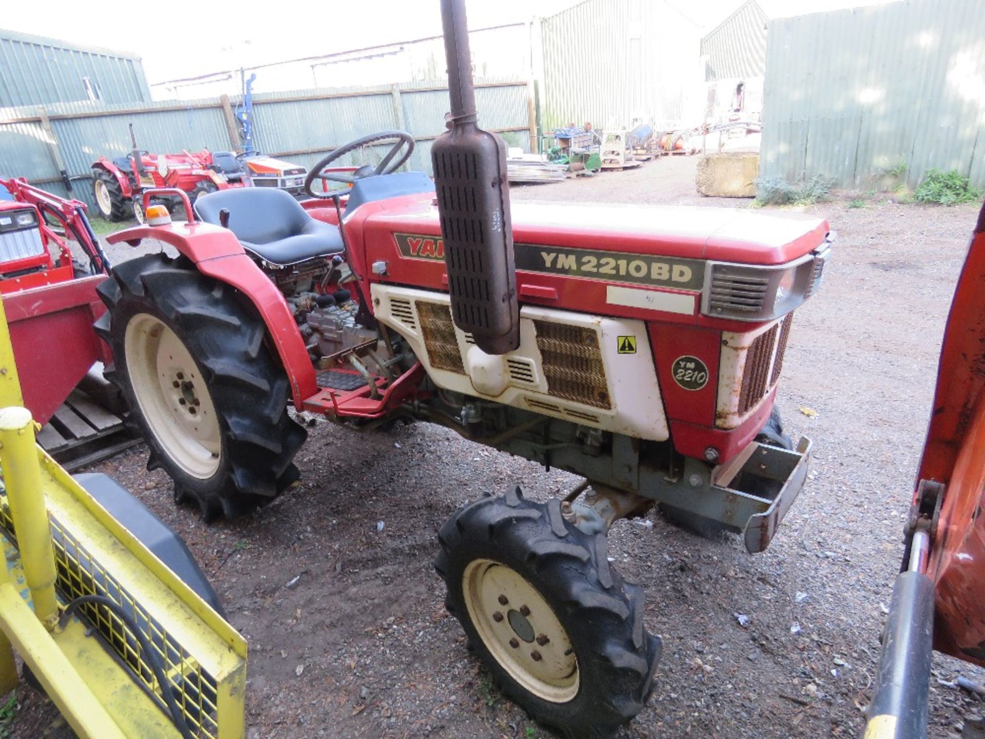 YANMAR YM2210D COMPACT AGRICULTURAL TRACTOR, 4WD, AGRICULTURAL TYRES, WITH REAR LINKAGE. - Image 2 of 7