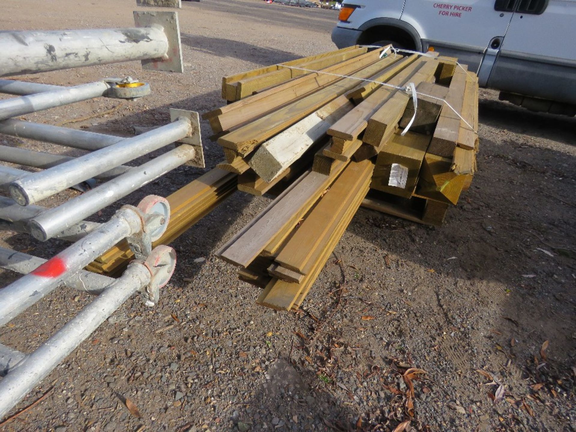 QUANTITY OF ASSORTED FENCING TIMBERS AND POSTS. - Image 4 of 7