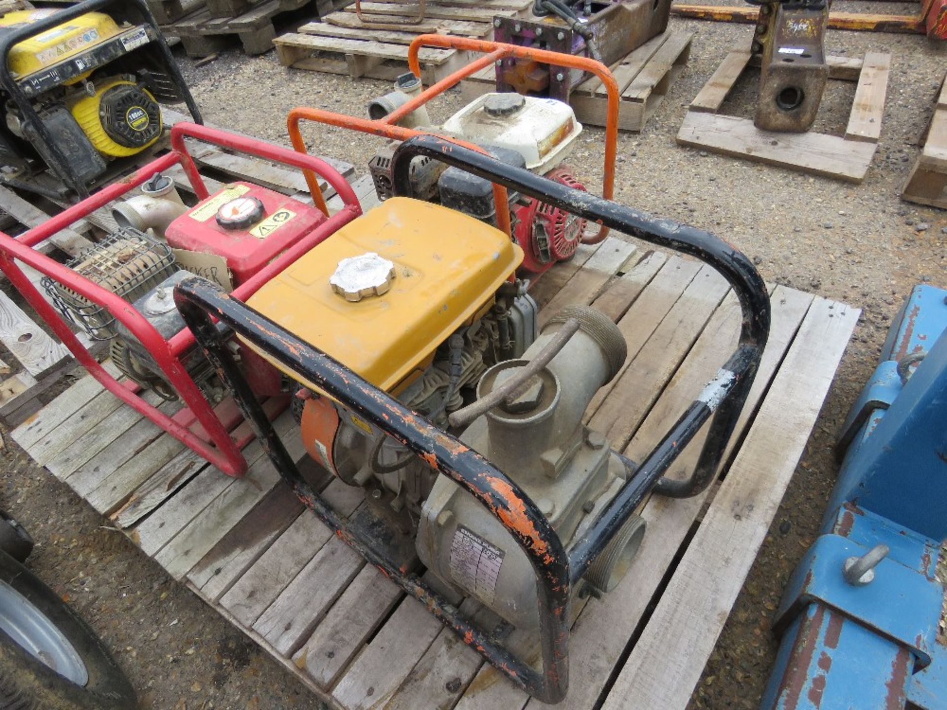 3 X ASSORTED PETROL ENGINED WATER PUMPS. THIS LOT IS SOLD UNDER THE AUCTIONEERS MARGIN SCHEME, THE - Image 4 of 5