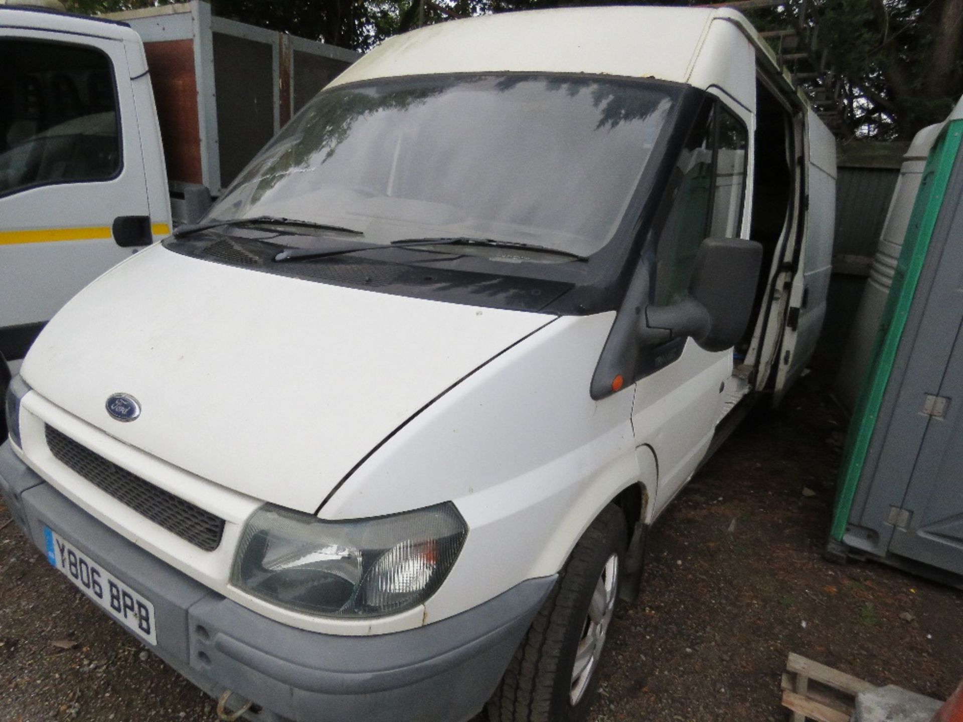 FORD TRANSIT HIGH TOP PANNEL VAN, REG: Y806 BPB. WITH V5, MOT EXPIRED (BEEN STANDING A LONG TIME). 1 - Image 2 of 8