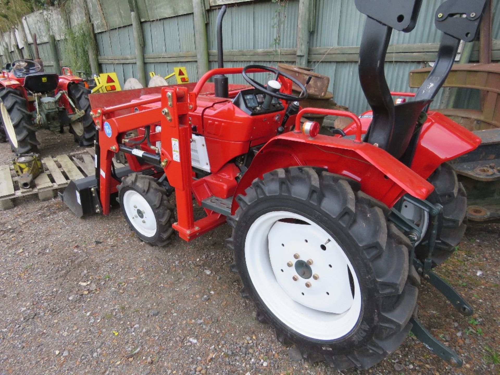 YANMAR YM1610D 4WD COMPACT AGRICULTURAL TRACTOR WITH REAR LINK ARMS AND UNUSED V2A FOREND LOADER WI - Image 3 of 11