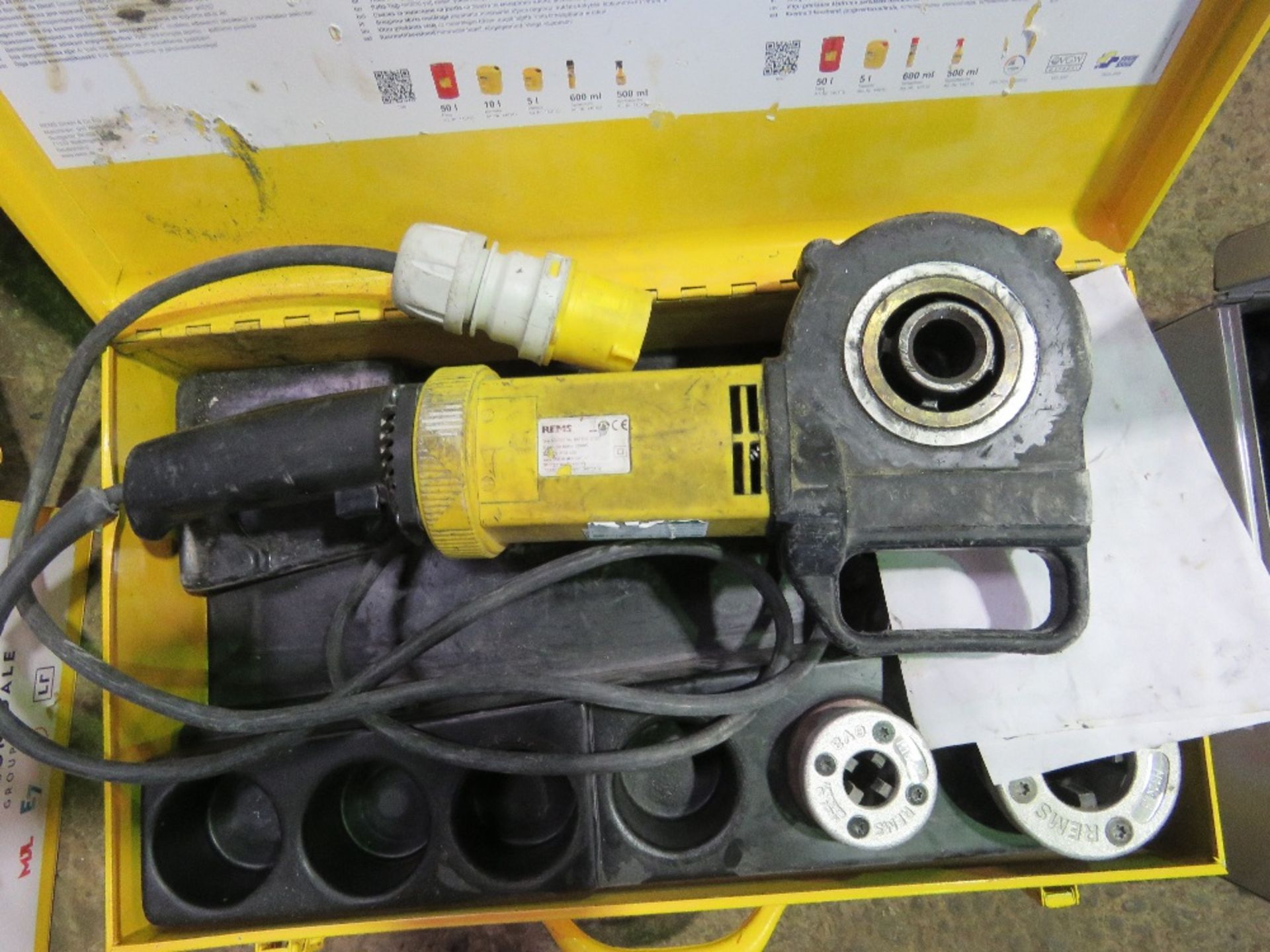 REMS AMIGO 110V PIPE THREADER SET IN BOX. SOURCED FROM LARGE CONSTRUCTION COMPANY LIQUIDATION. - Image 2 of 2