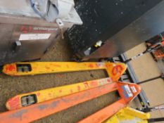 1 X PALLET TRUCK, 2.50 LENGTH BLADES. SOURCED FROM LARGE CONSTRUCTION COMPANY LIQUIDATION.