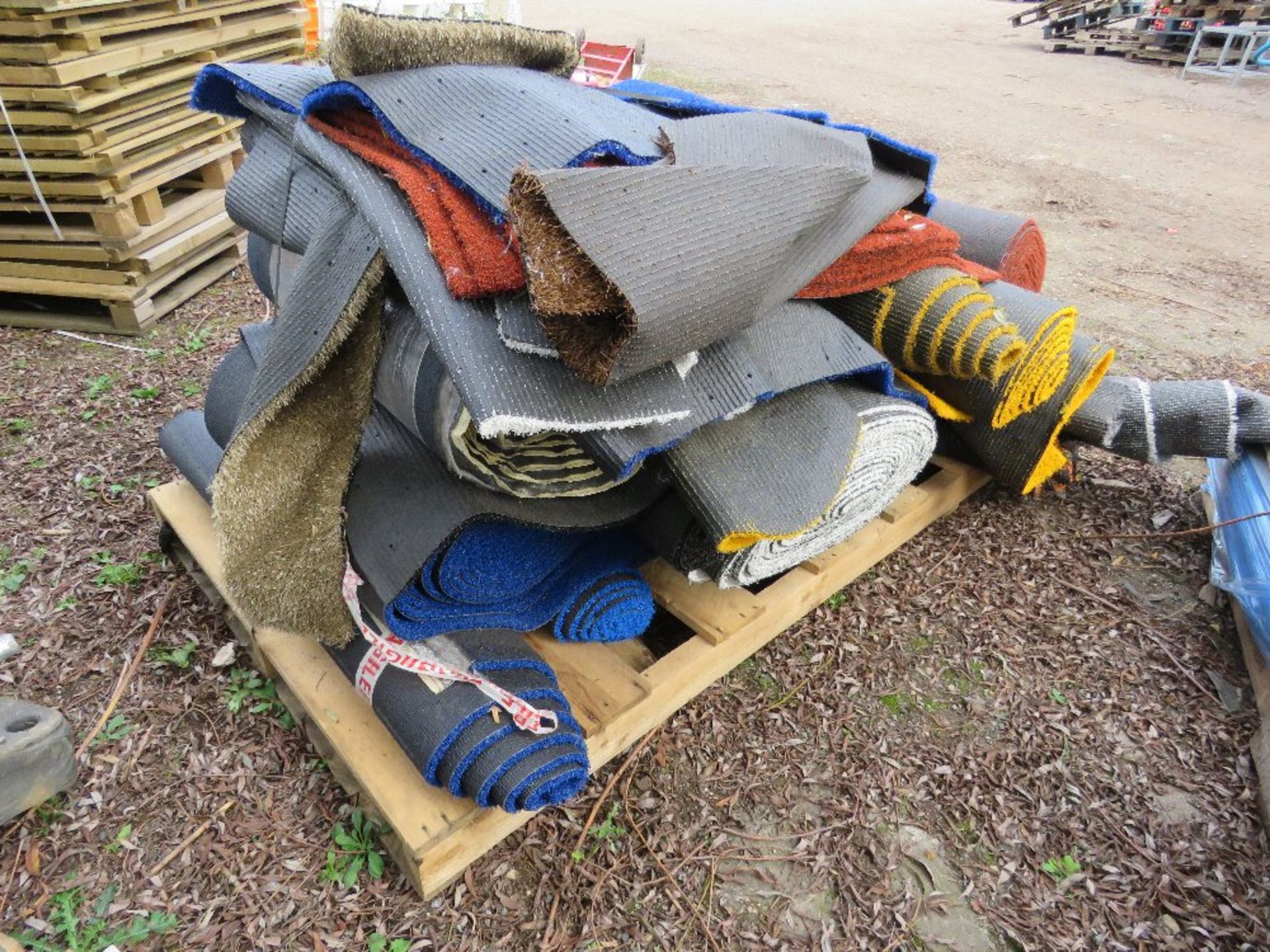 PALLET OF COLOURED ASTRO TURF. THIS LOT IS SOLD UNDER THE AUCTIONEERS MARGIN SCHEME, THEREFORE NO - Image 4 of 4