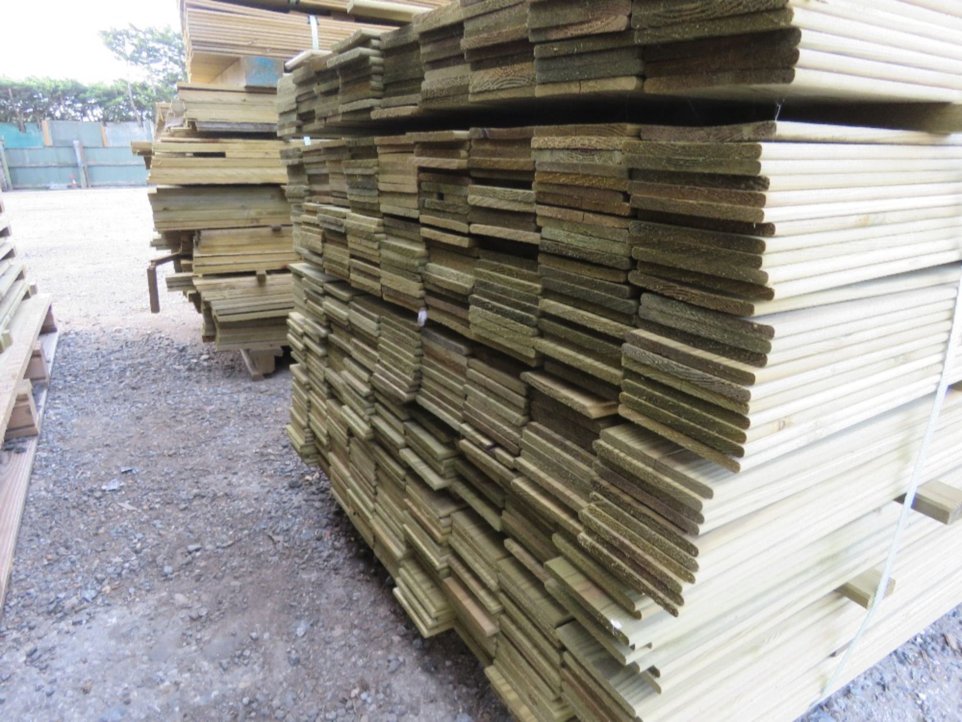 LARGE PACK OF PRESSURE TREATED HIT AND MISS FENCE CLADDING BOARDS: 1.75M LENGTH X 100MM WIDTH APPROX - Image 2 of 3