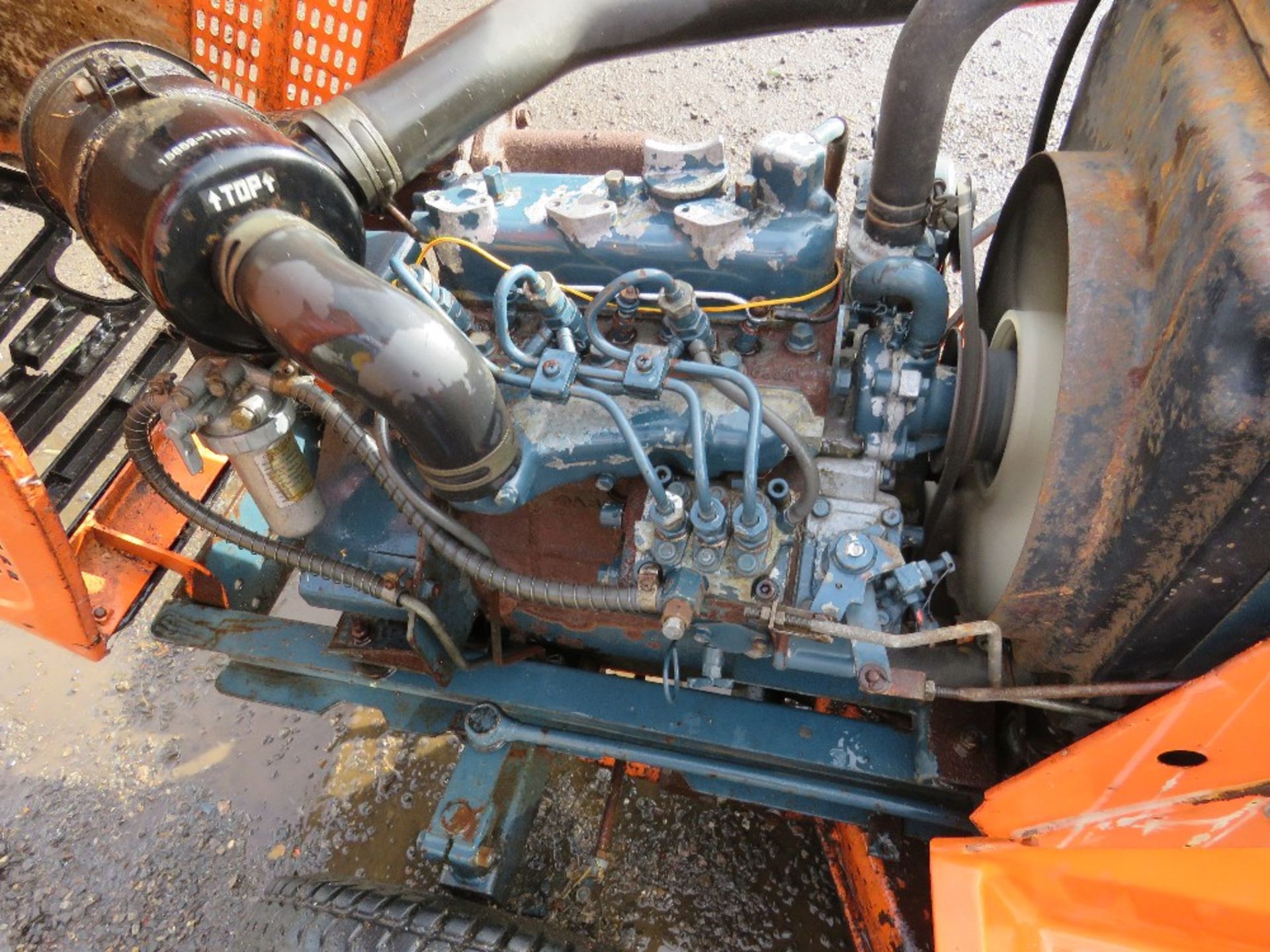 KUBOTA G3HST RIDE ON MOWER WITH DIESEL ENGINE. WHEN TESTED WAS SEEN TO DRIVE AND MOWERS ENGAGED.... - Image 7 of 9