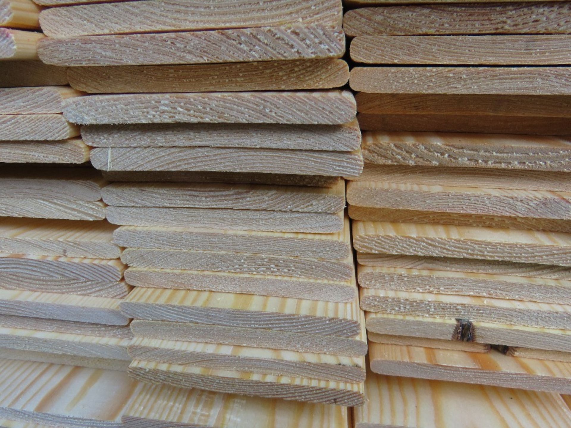 EXTRA LARGE PACK OF UNTREATED HIT AND MISS FENCE CLADDING TIMBER BOARDS. 1.74M LENGTH X 100MM WIDTH - Image 3 of 3