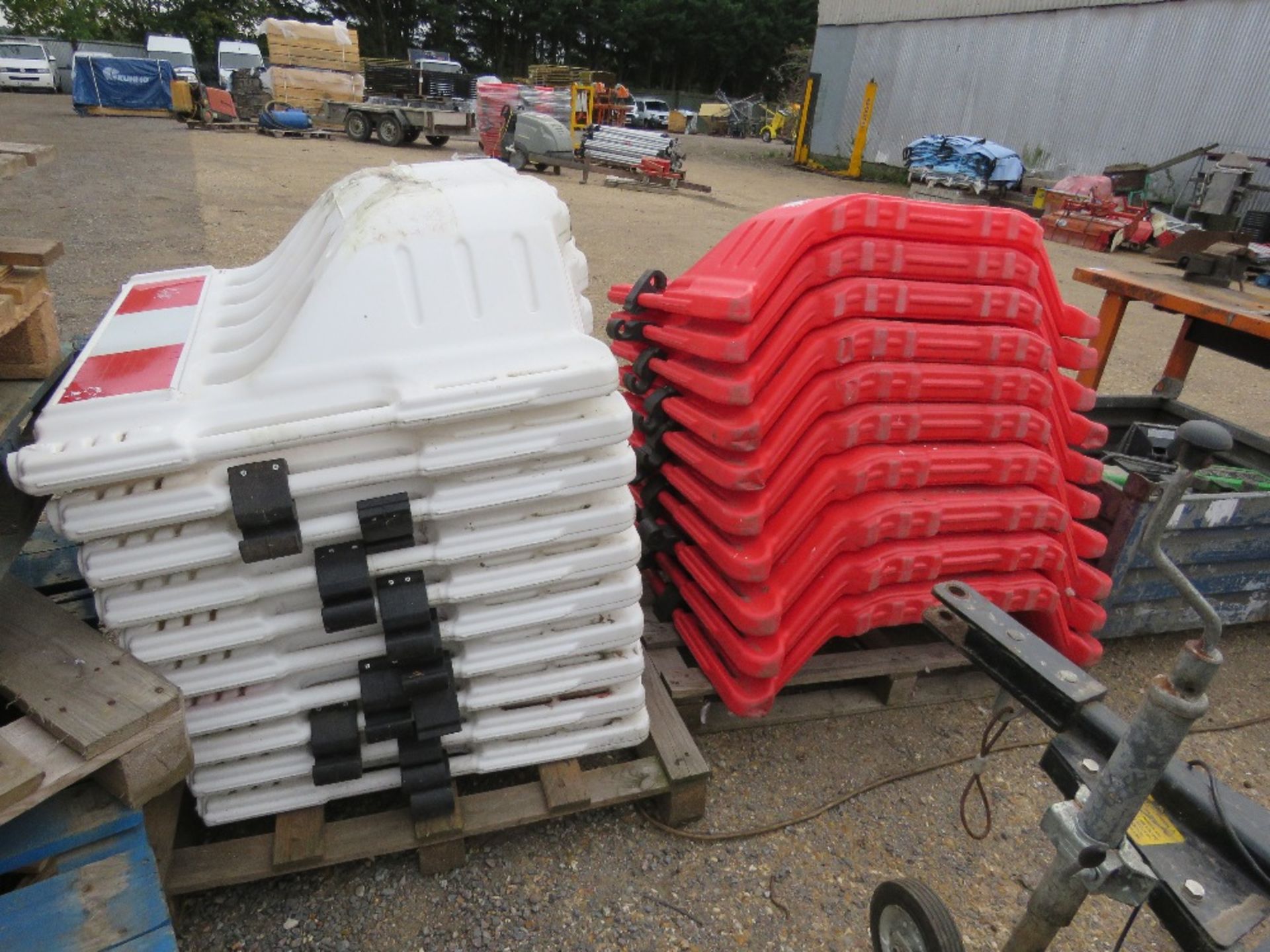 20NO WHITE AND RED PLASTIC BARRIERS. THIS LOT IS SOLD UNDER THE AUCTIONEERS MARGIN SCHEME, THEREF - Image 3 of 3