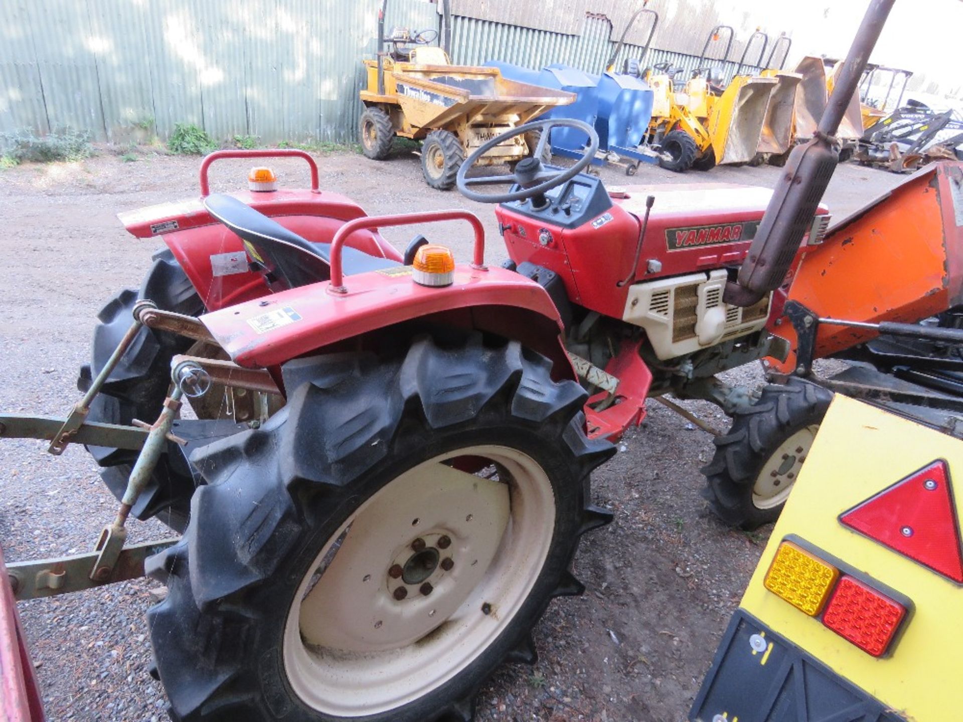 YANMAR YM2210D COMPACT AGRICULTURAL TRACTOR, 4WD, AGRICULTURAL TYRES, WITH REAR LINKAGE. - Image 3 of 7