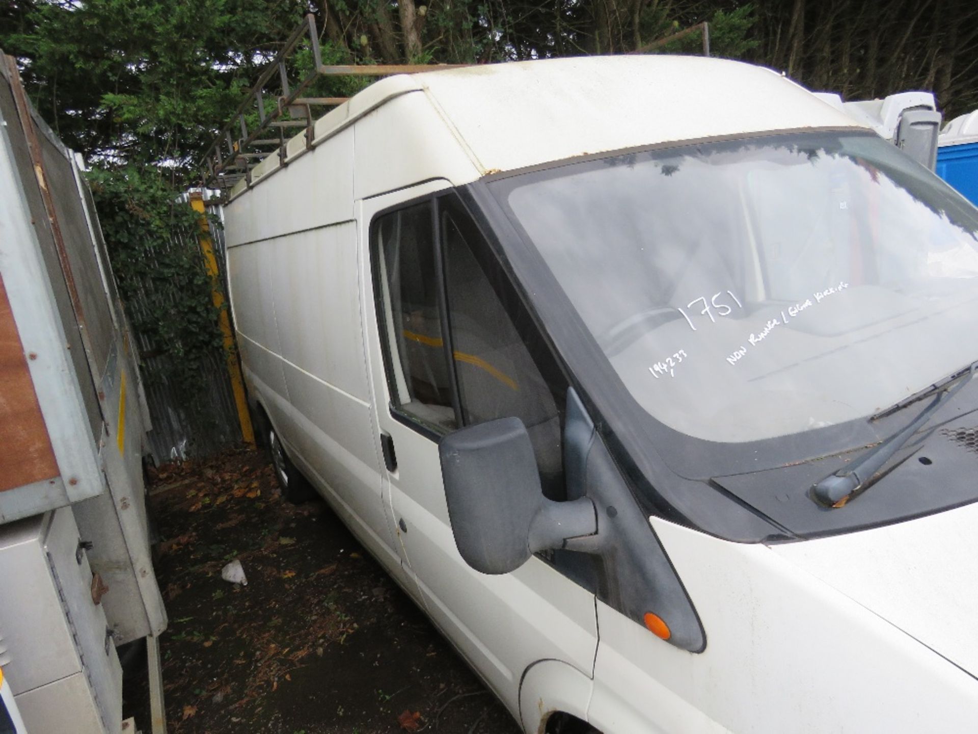 FORD TRANSIT HIGH TOP PANNEL VAN, REG: Y806 BPB. WITH V5, MOT EXPIRED (BEEN STANDING A LONG TIME). 1 - Image 8 of 8