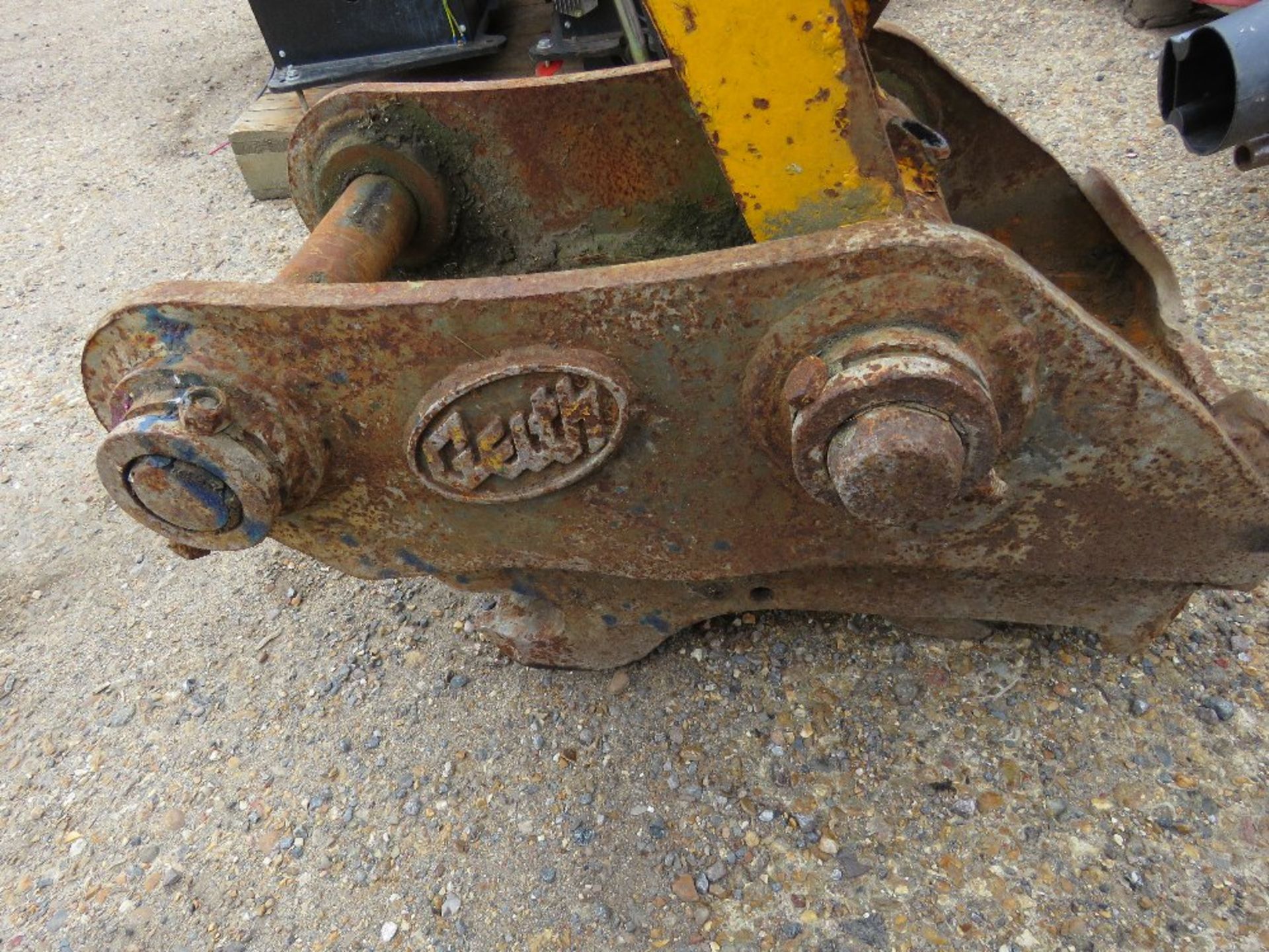 GEITH EXCAVATOR QUICK HITCH PLUS A RAM AND LINKAGE. 65MM PINS ON THE HITCH. - Image 5 of 5