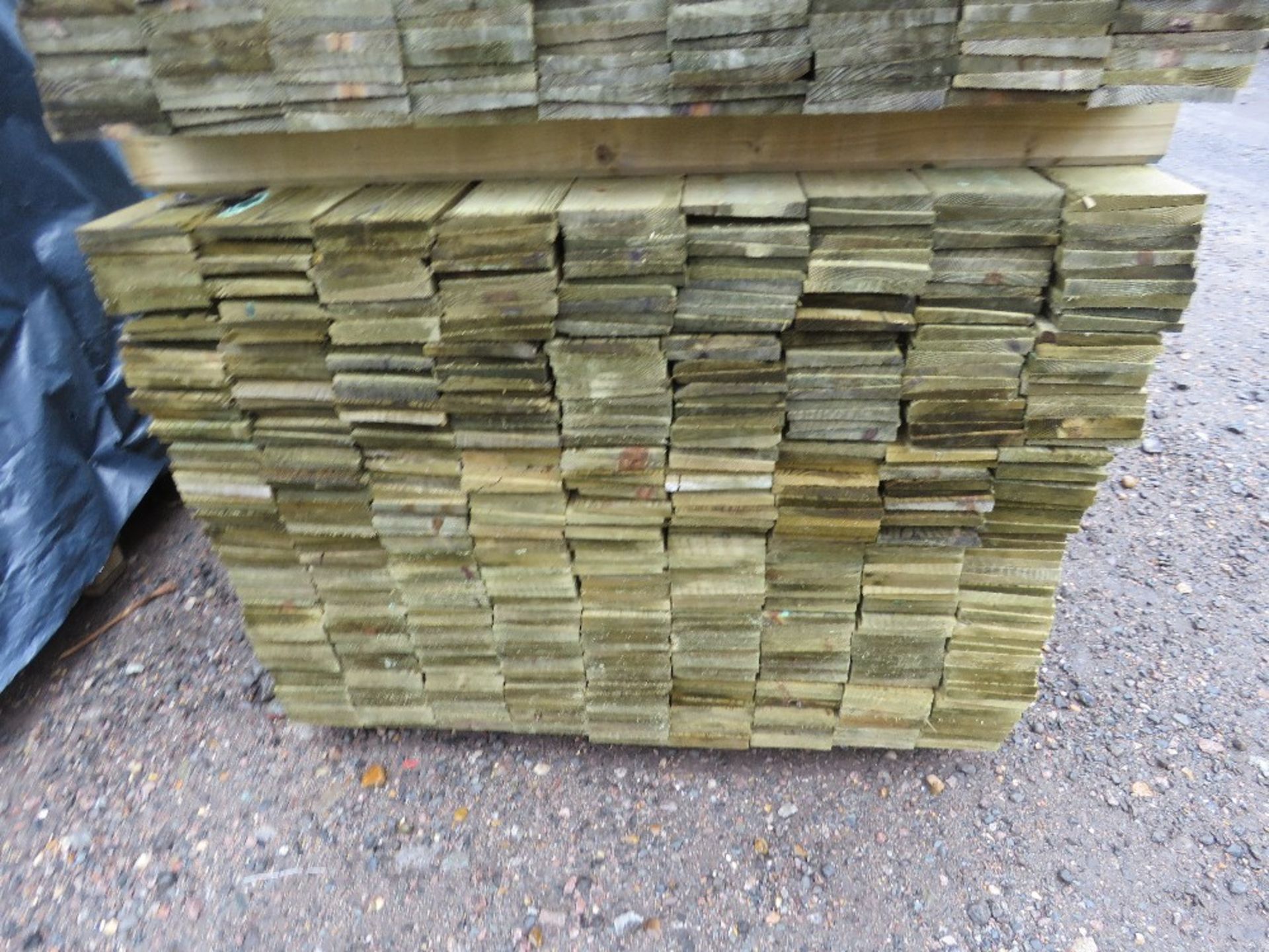 LARGE PACK OF PRESSURE TREATED FEATHER EDGE FENCE CLADDING TIMBER BOARDS. 1.50M LENGTH X 100MM WIDTH - Image 2 of 3