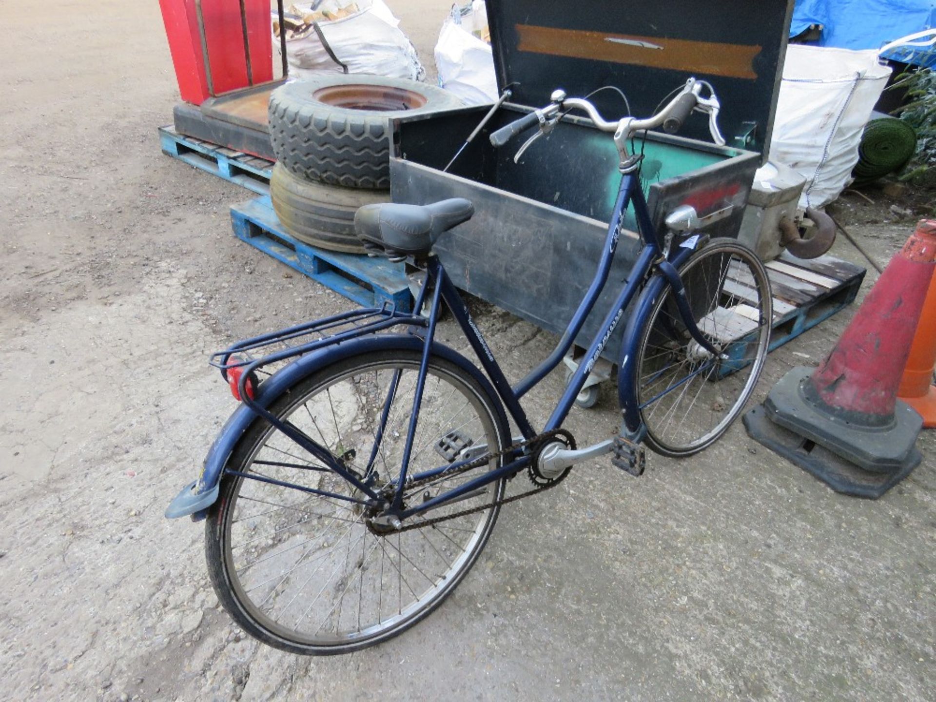 BATAUUS LARGE SIZED CITY BICYCLE, BELIEVED TO BE DUTCH. THIS LOT IS SOLD UNDER THE AUCTIONEERS MA - Image 2 of 3