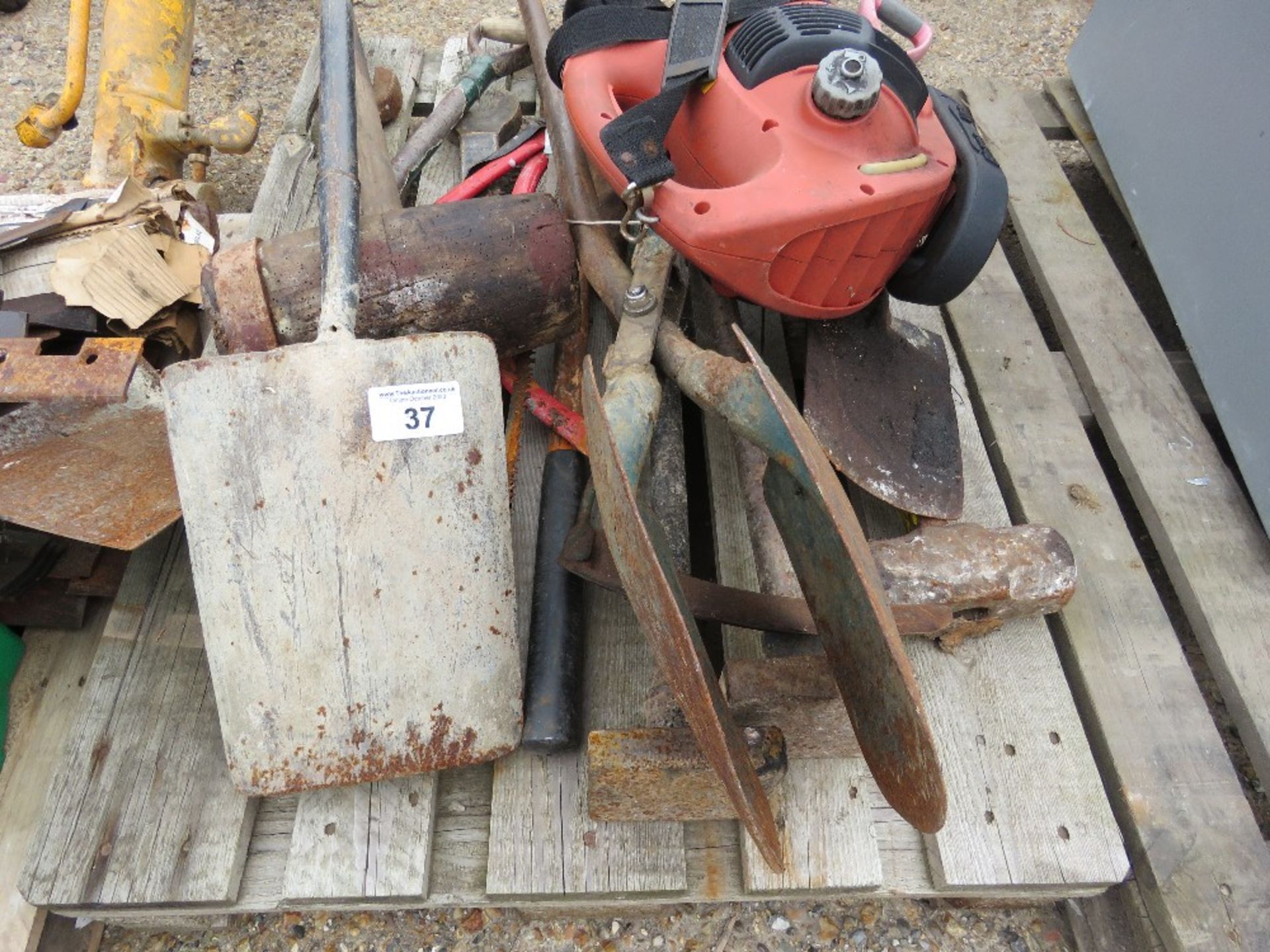 PALLET OF ASSORTED HAND TOOLS PLUS A PETROL BLOWER UNIT. THIS LOT IS SOLD UNDER THE AUCTIONEERS M - Image 2 of 5